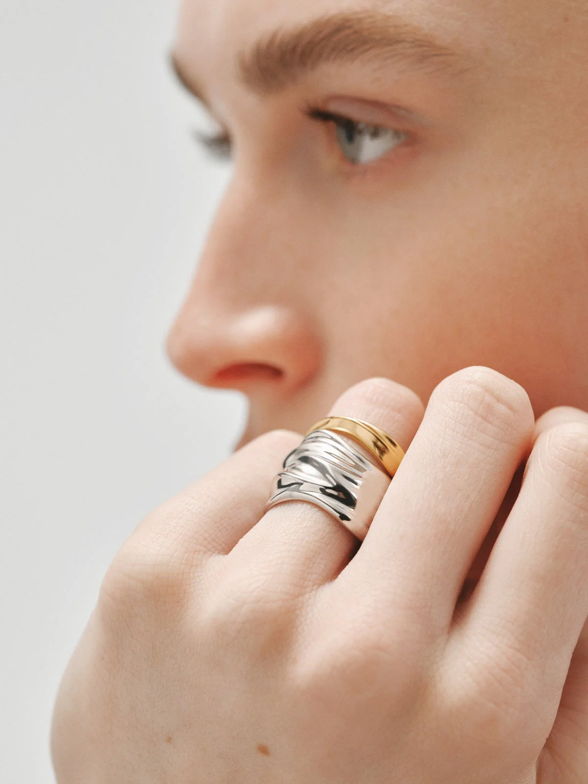 Anillo de plata 925 bañada en oro amarillo de 18K con textura - Image 6