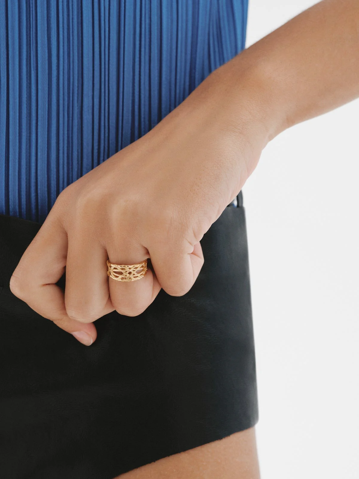 Anillo de plata 925 bañada en oro amarillo de 18K con textura mimbre - Image 4