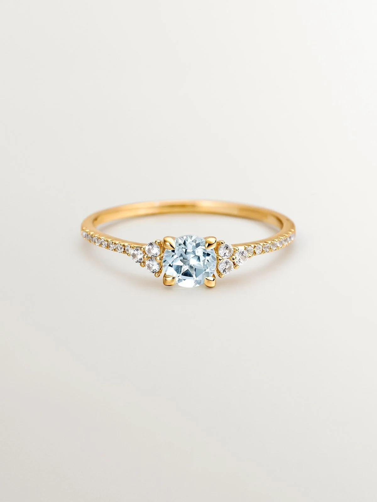 Anillo de plata 925 bañada en oro amarillo de 18K con topacio azul sky y zafiros blancos - Image 3