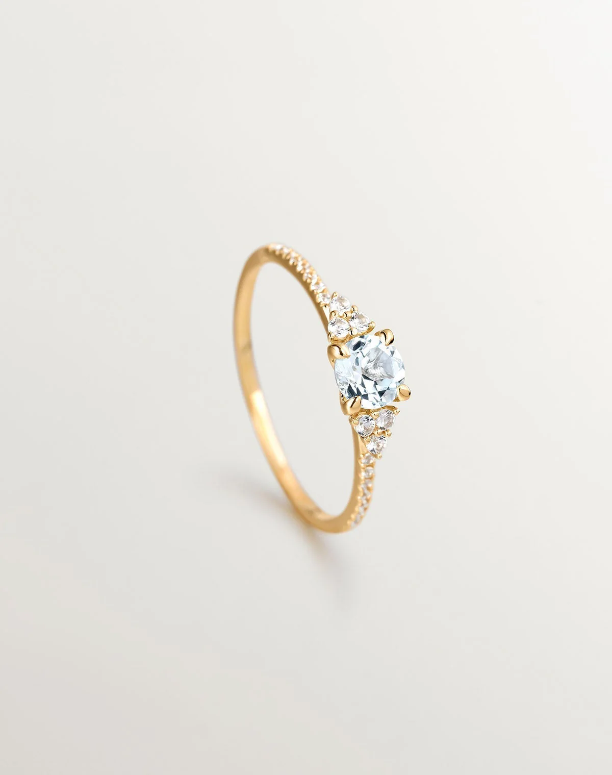 Anillo de plata 925 bañada en oro amarillo de 18K con topacio azul sky y zafiros blancos - Image 5
