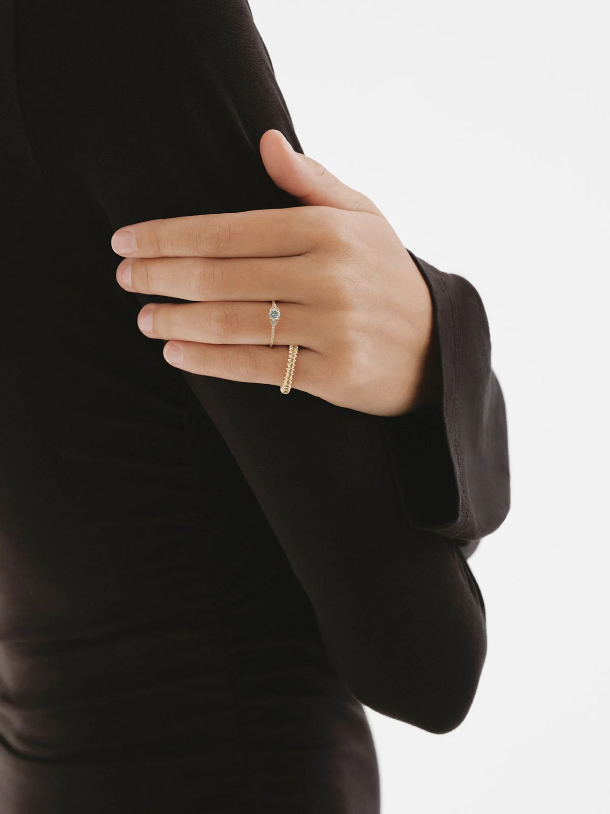 Anillo de plata 925 bañada en oro amarillo de 18K con topacio azul sky y zafiros blancos - Image 6