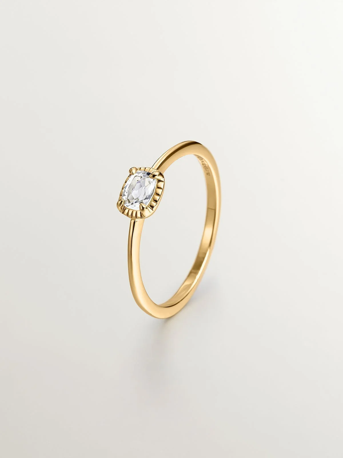 Anillo de plata 925 bañada en oro amarillo de 18K con topacio blanco