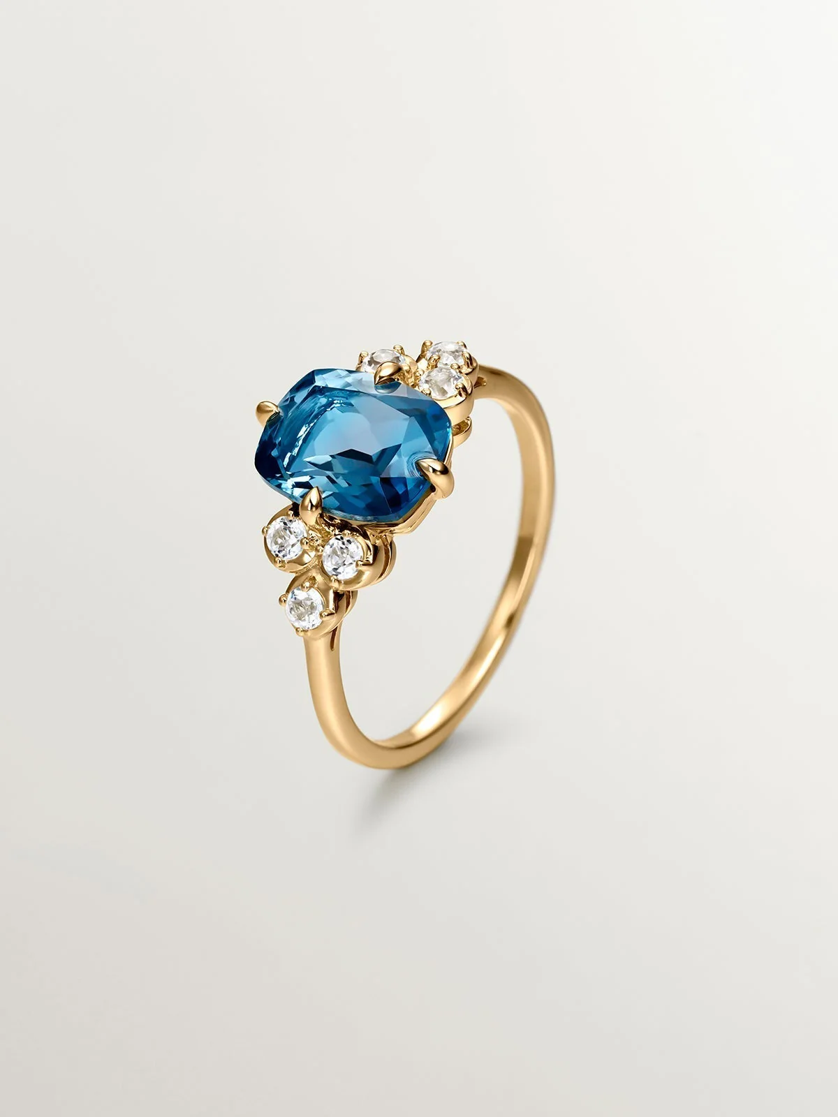 Anillo de plata 925 bañada en oro amarillo de 18K con topacios blancos y azul london