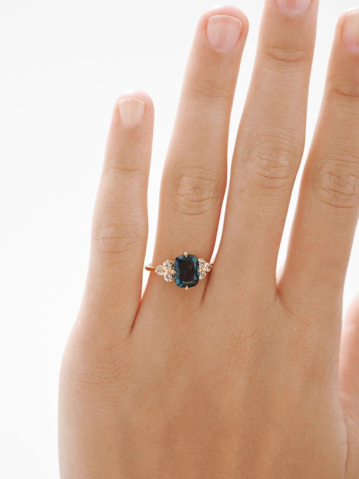 Anillo de plata 925 bañada en oro amarillo de 18K con topacios blancos y azul london - Image 2