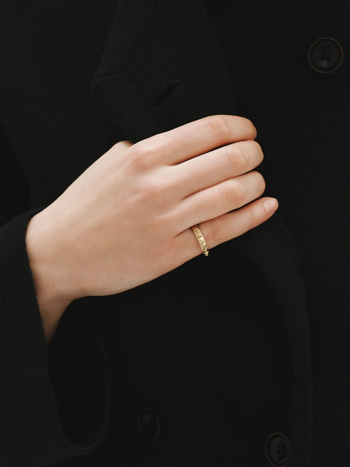 Anillo de plata 925 bañada en oro amarillo de 18K y motivo de tachuelas - Image 3