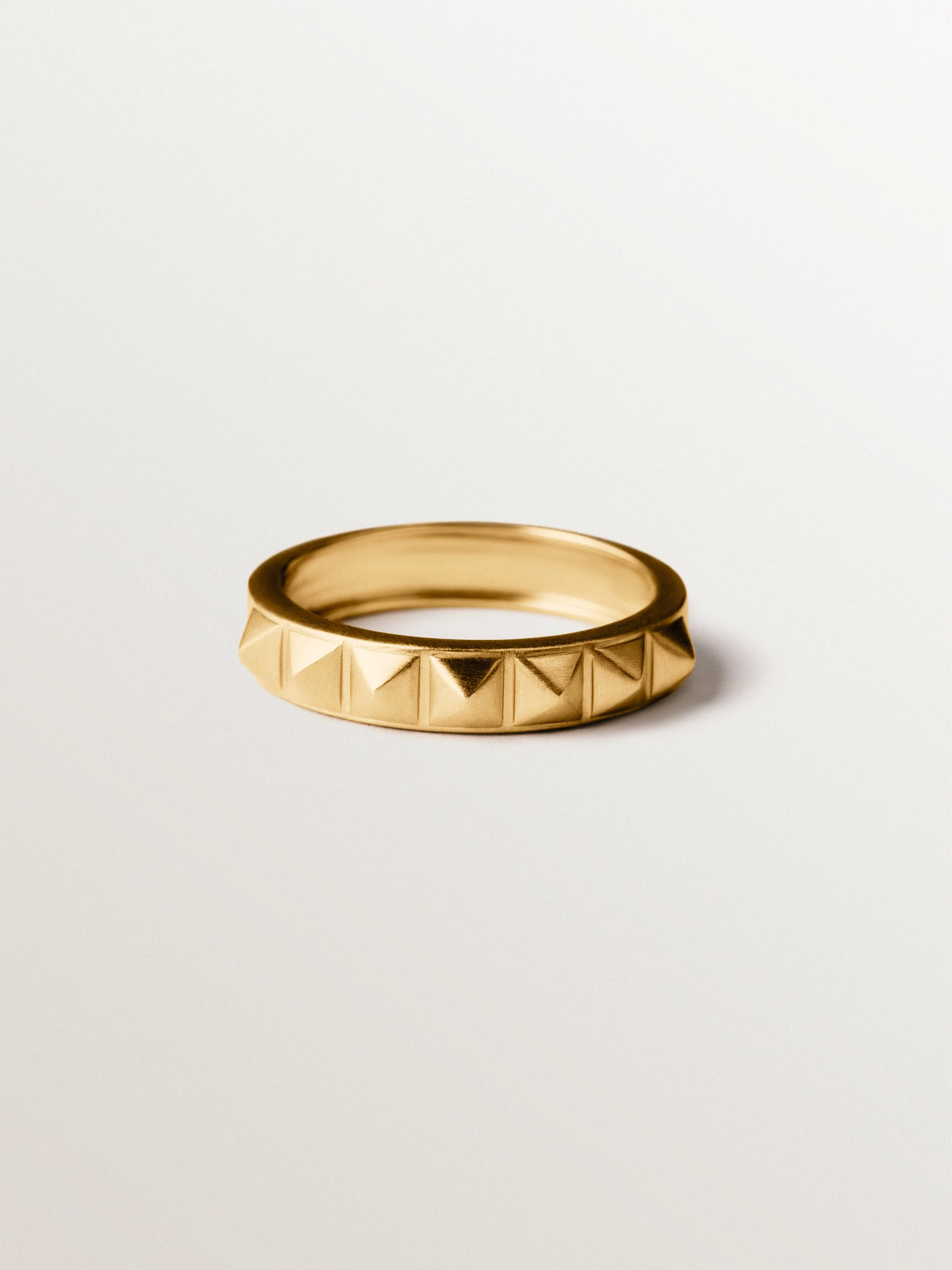Anillo de plata 925 bañada en oro amarillo de 18K y motivo de tachuelas - Image 4