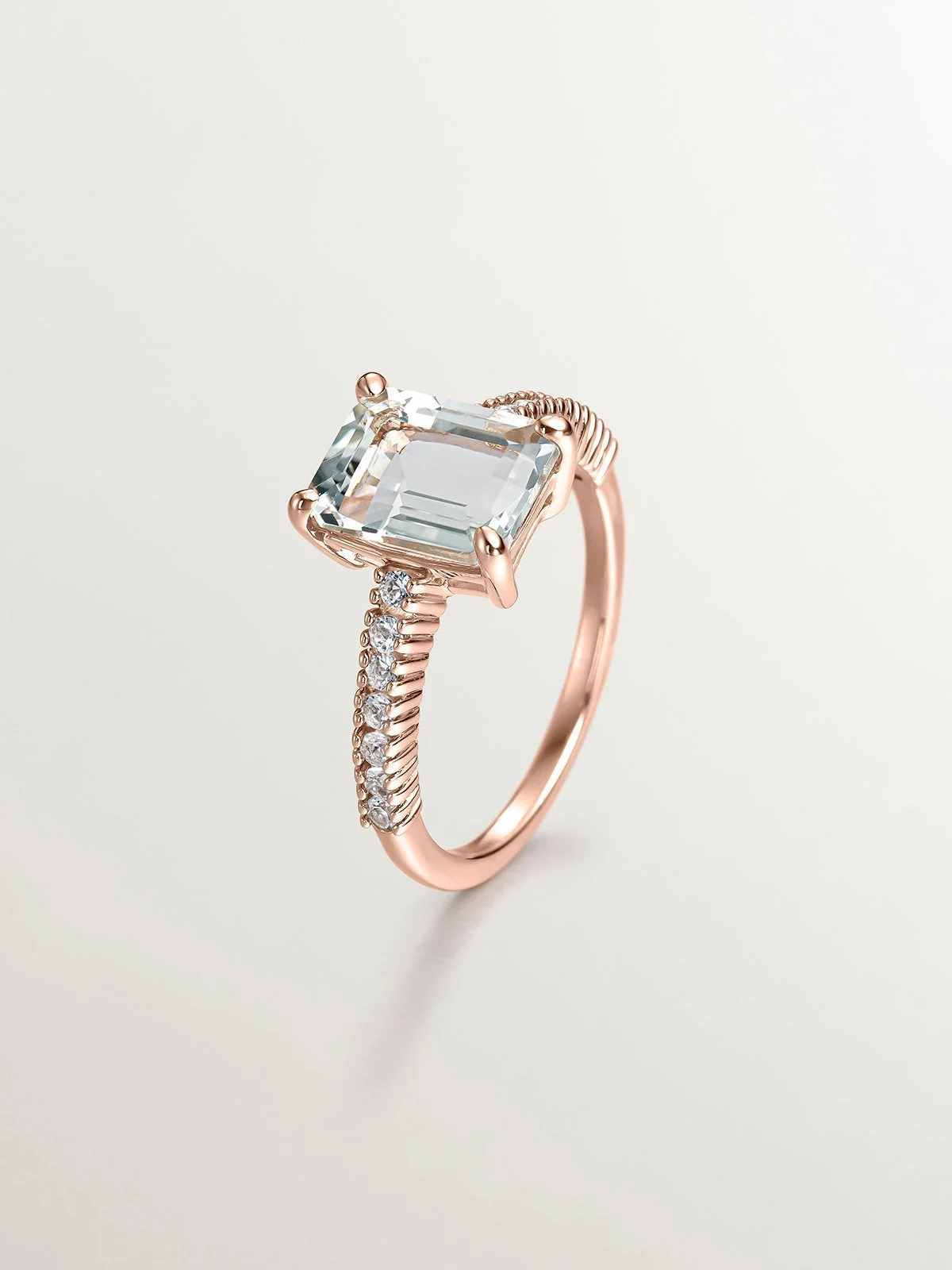 Anillo de plata 925 bañada en oro rosa de 18K con cuarzo verde y topacios blancos