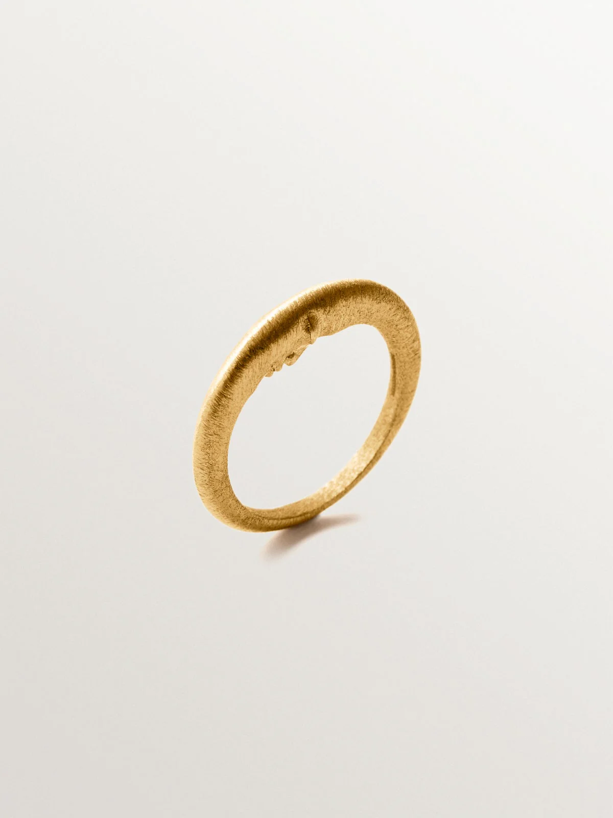 Anillo de plata 925 bañado en oro de 18K y forma de luna
