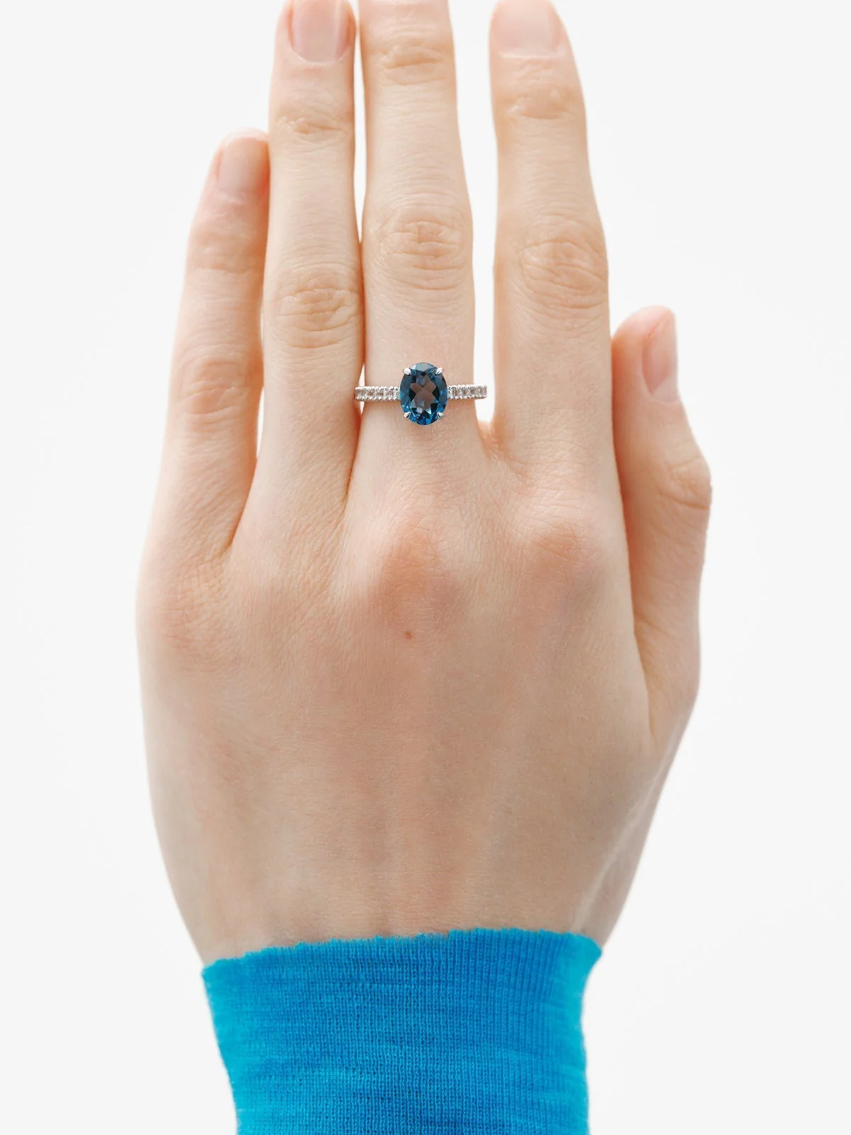 Anillo de plata 925 con topacios azul y blancos - Image 2