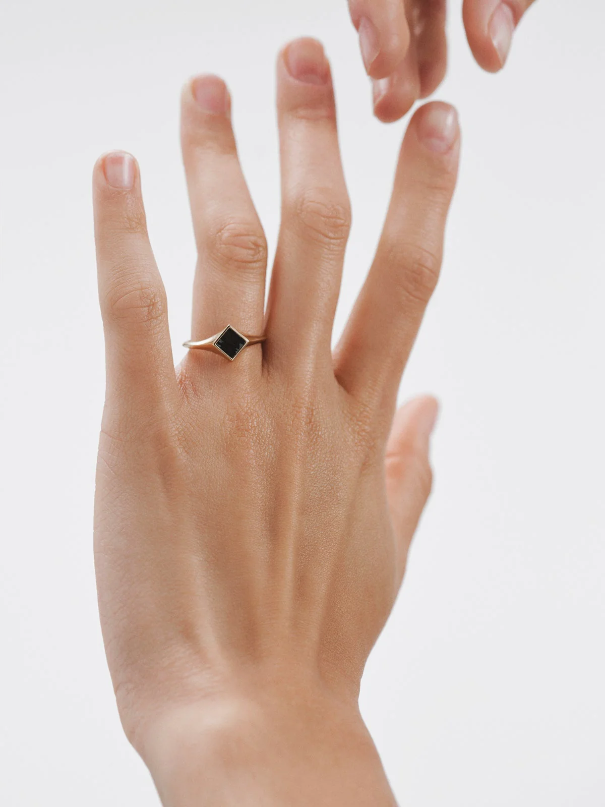 Anillo de sello de oro amarillo de 9K con obsidiana negra - Image 2