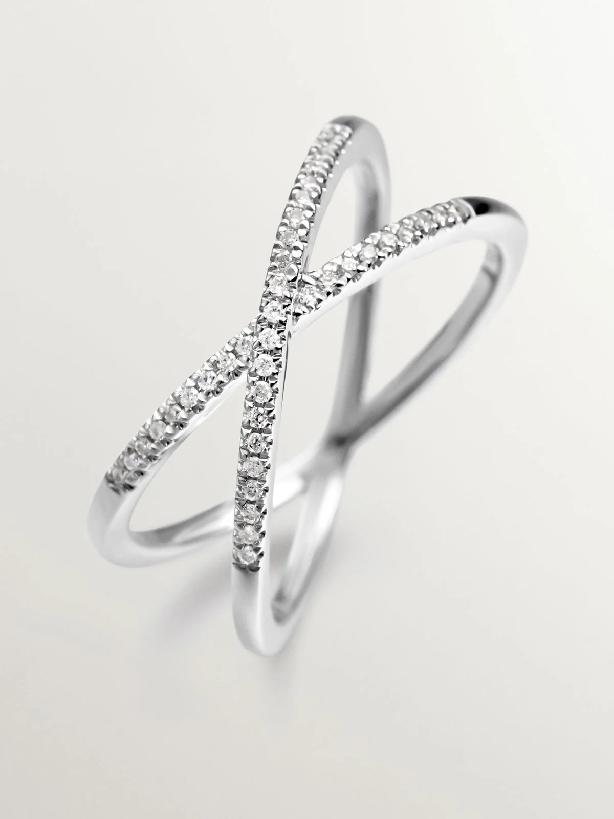 Anillo doble cruzado de oro blanco de 18K con diamantes - Image 5