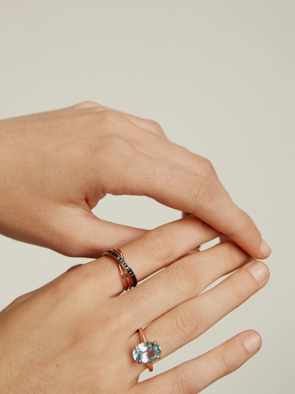 Anillo doble de plata 925 bañada en oro rosa de 18K con espinelas negras - Image 9