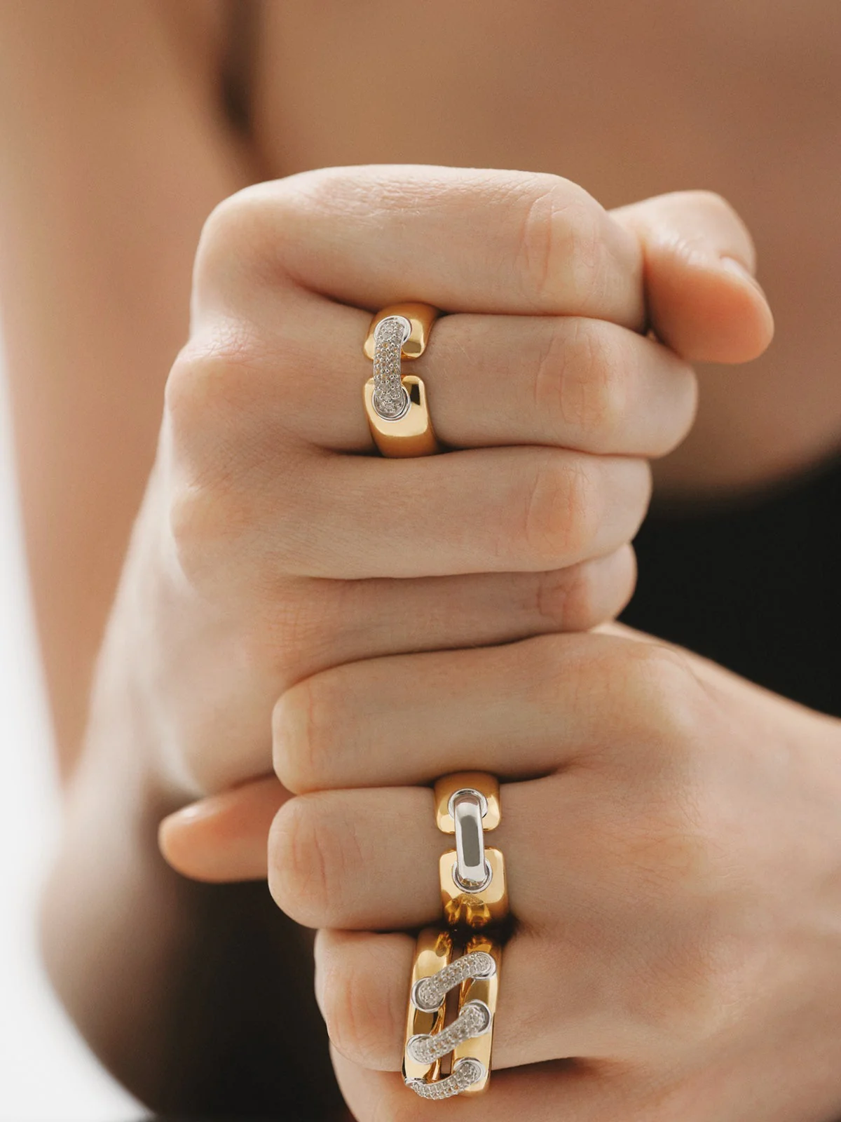 Anillo doble de plata 925 bañada en rodio y oro amarillo de 18K con pavé de topacios blancos - Image 6