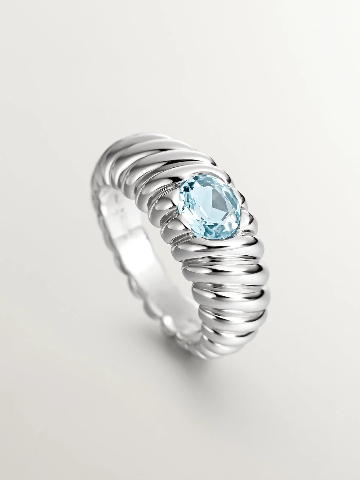 Anillo gallonado de plata 925 con topacio azul sky - Image 5