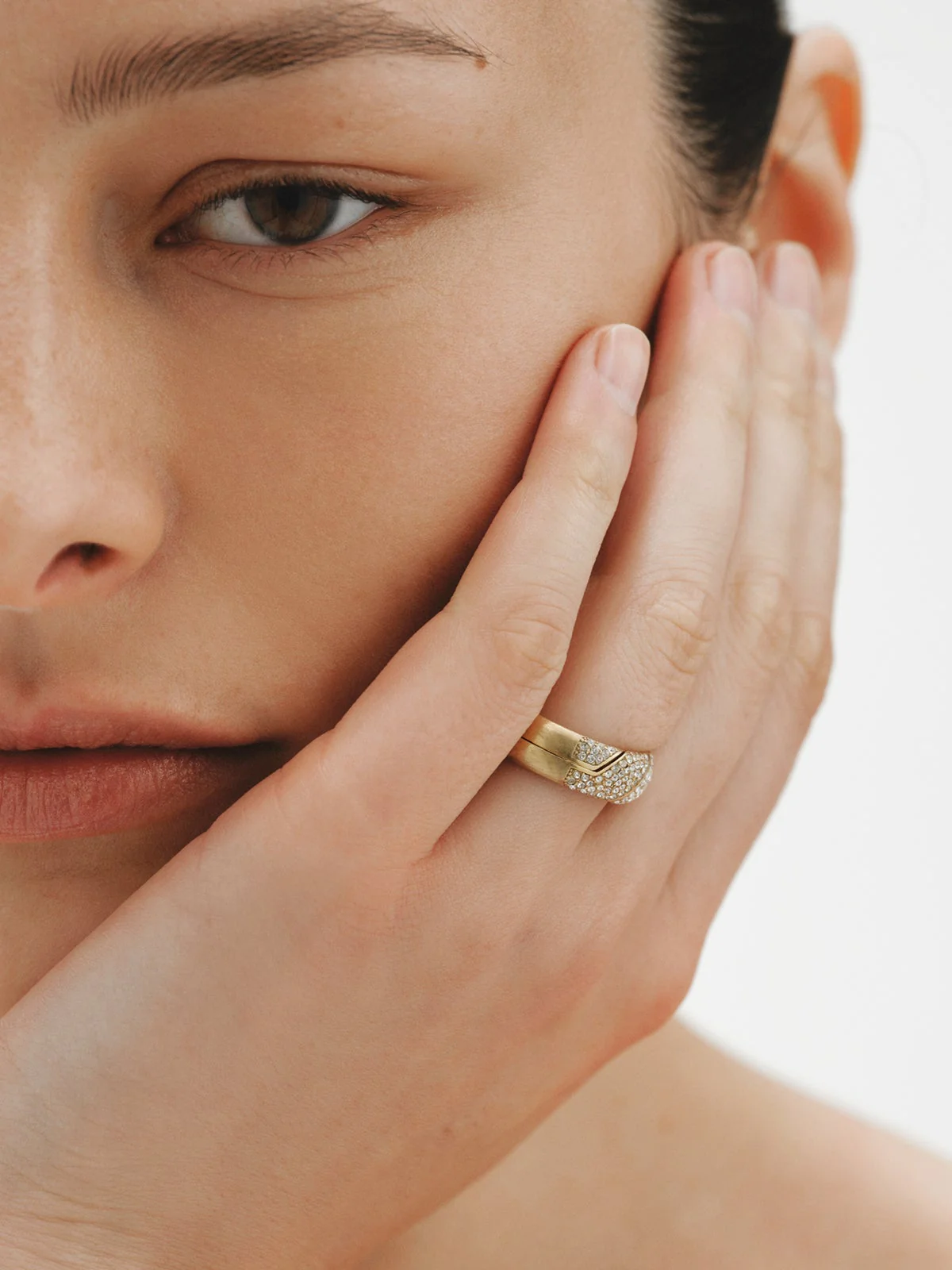 Anillo gimmel bañado en oro amarillo con pavé de cristales - Image 3