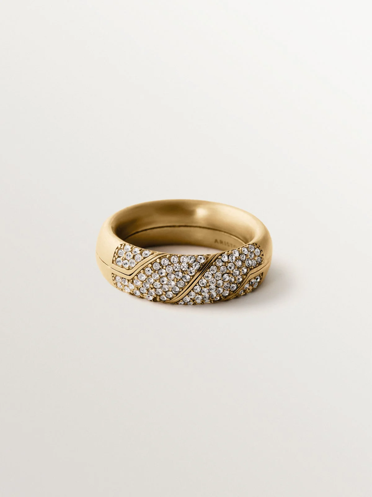 Anillo gimmel bañado en oro amarillo con pavé de cristales - Image 4