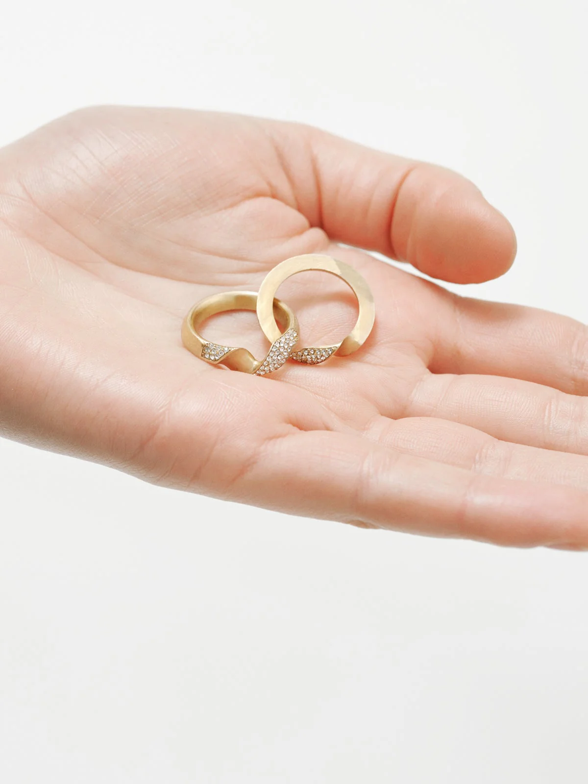 Anillo gimmel bañado en oro amarillo con pavé de cristales - Image 5