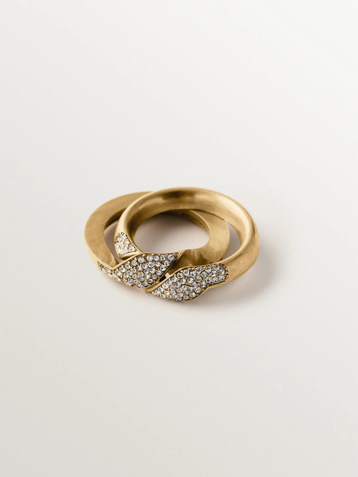 Anillo gimmel bañado en oro amarillo con pavé de cristales - Image 6