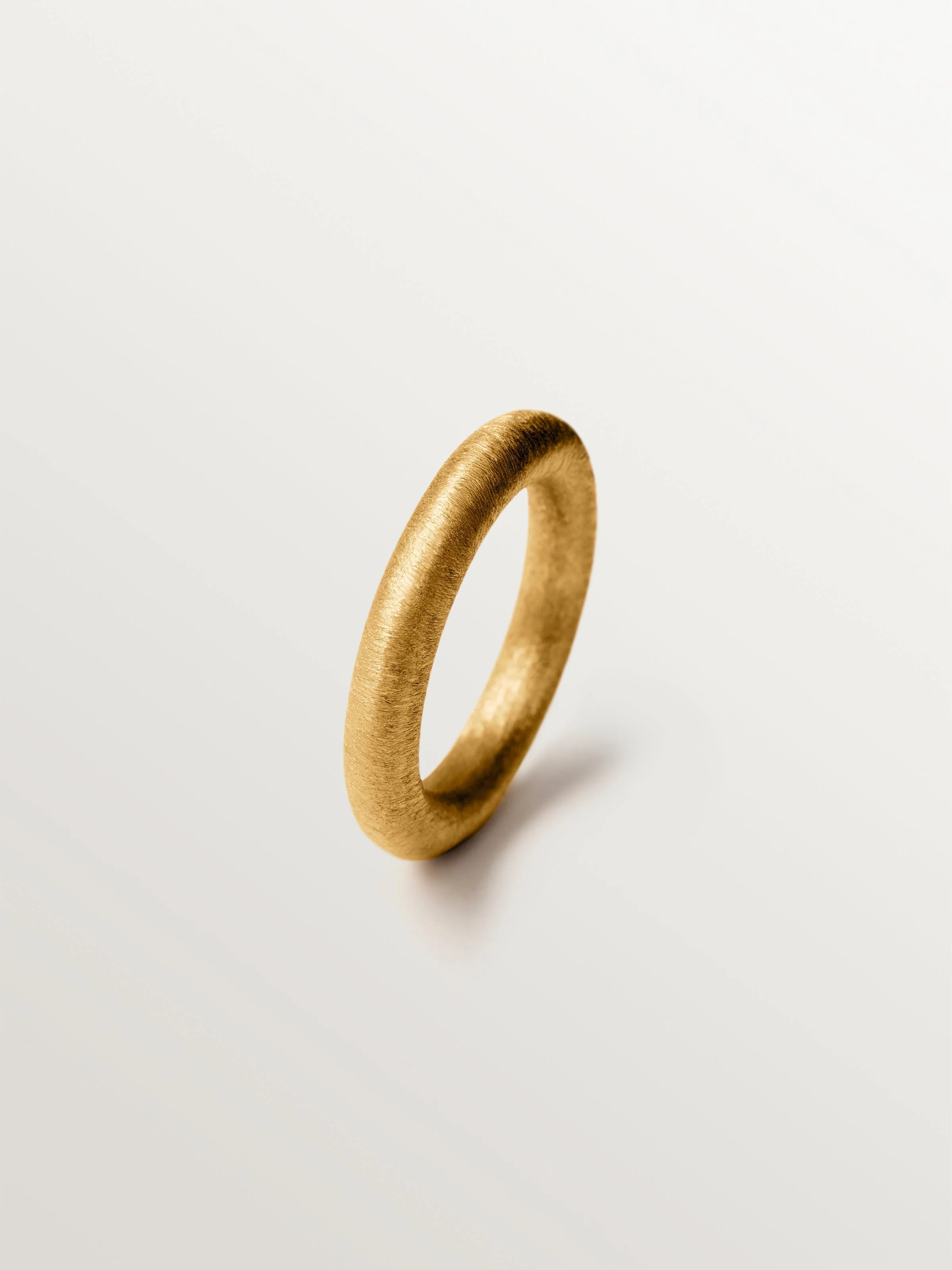Anillo grande con textura de plata 925 bañada en oro de 18K