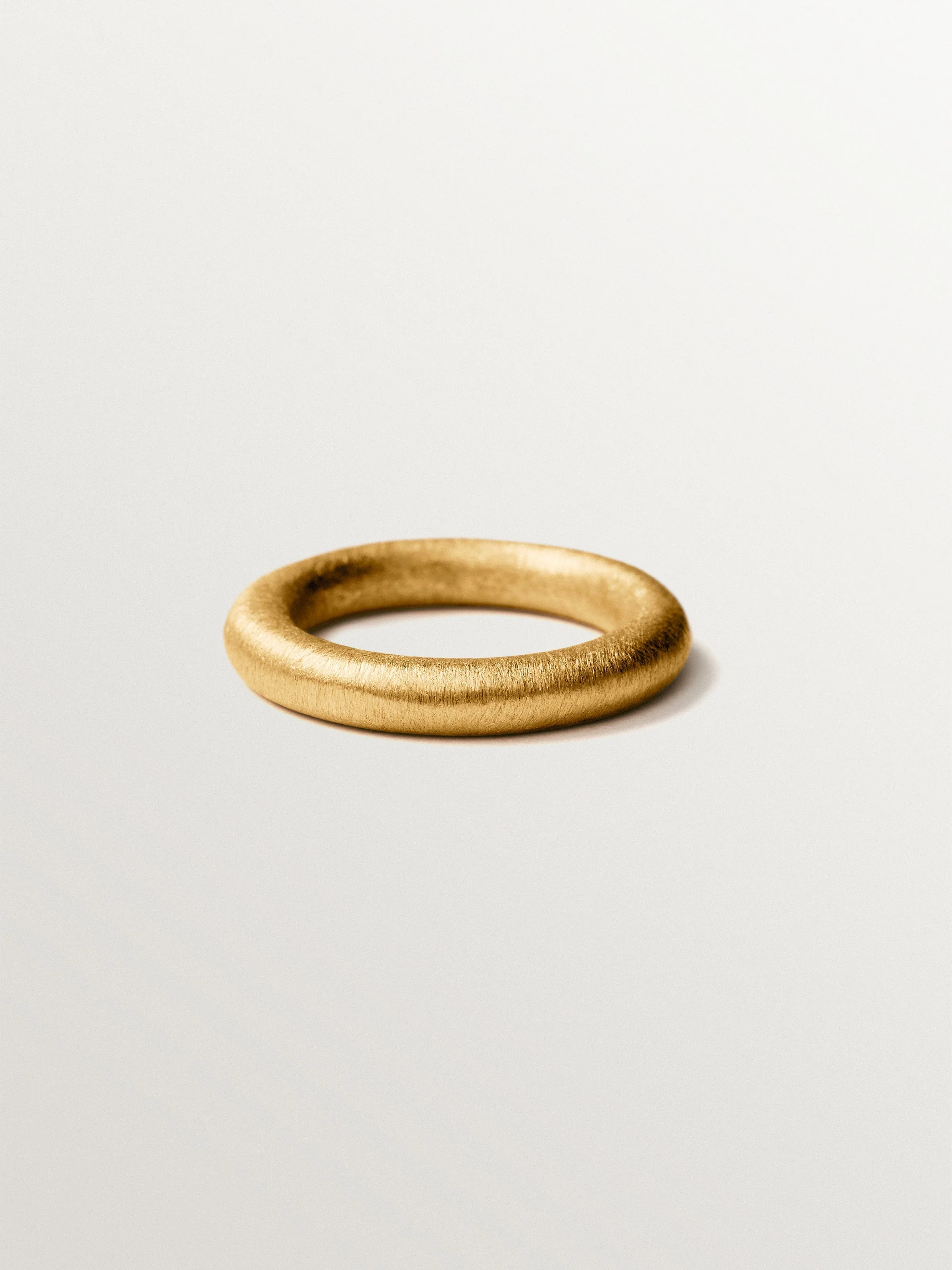Anillo grande con textura de plata 925 bañada en oro de 18K - Image 3