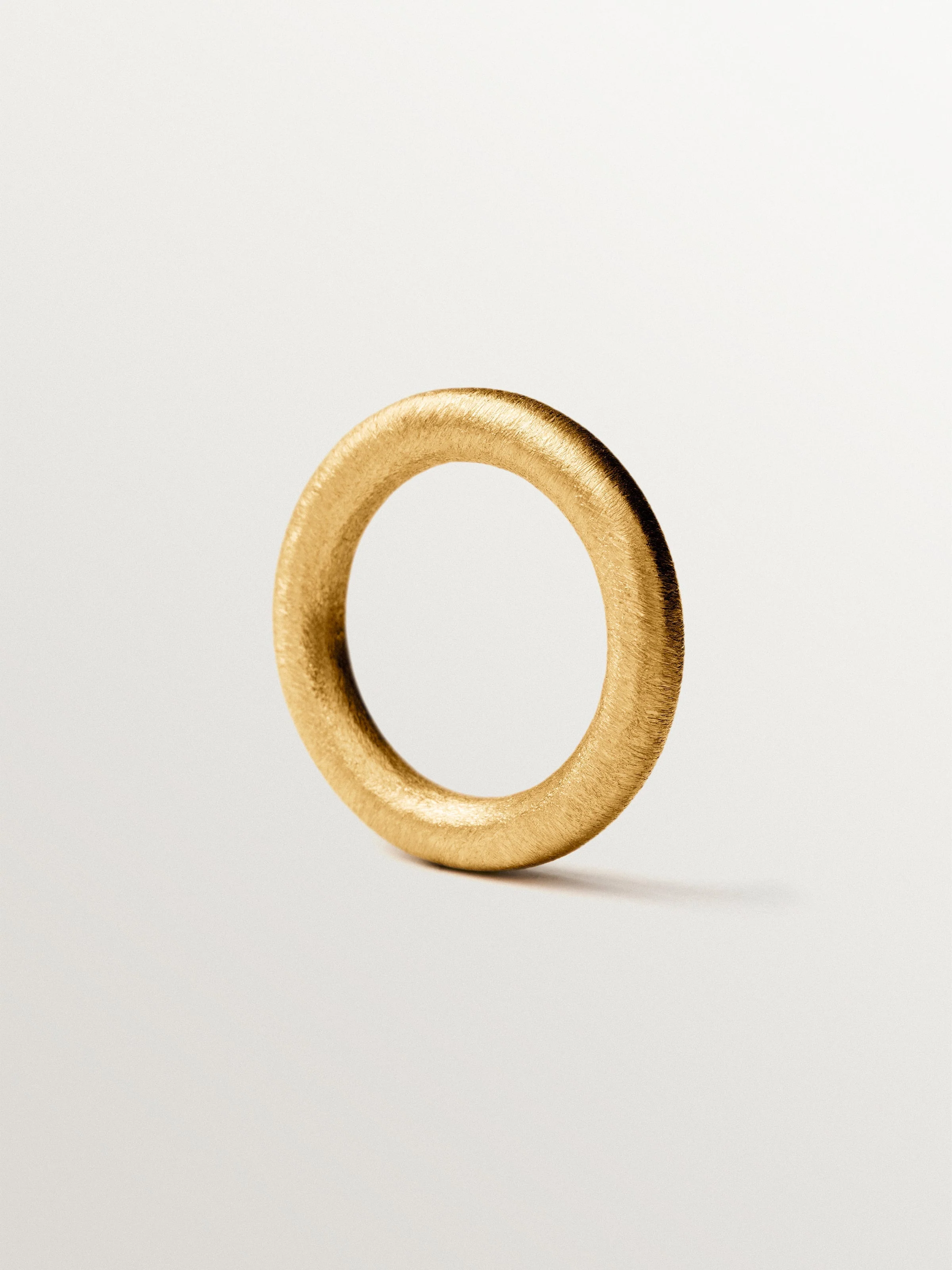 Anillo grande con textura de plata 925 bañada en oro de 18K - Image 5