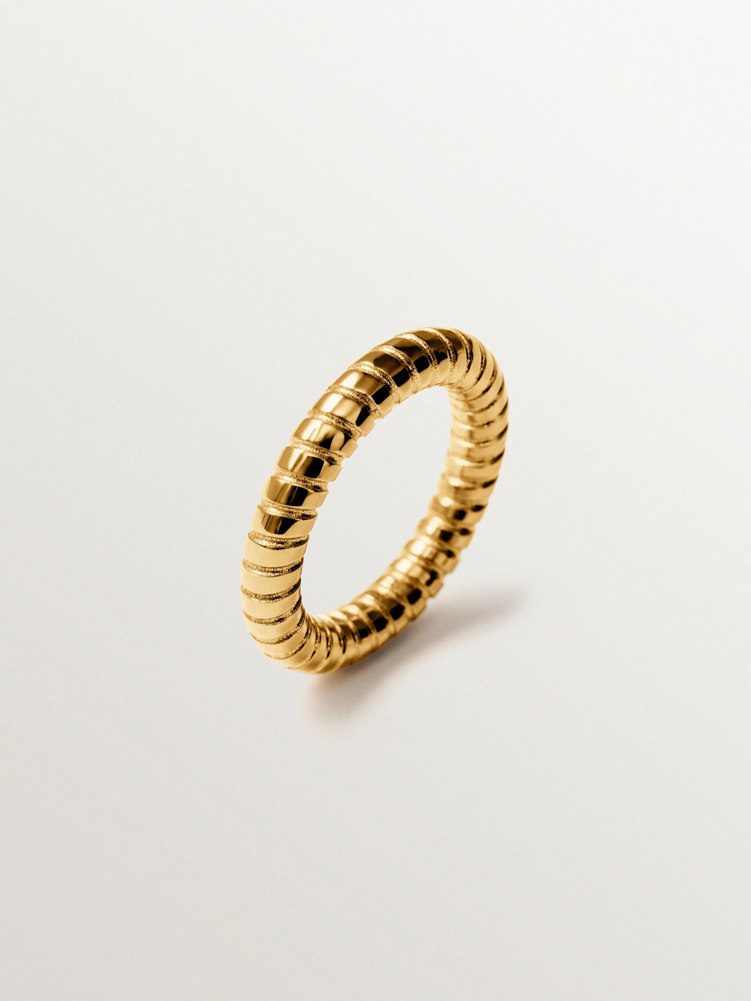 Anillo mediano gallonado de plata 925 bañada en oro de 18K