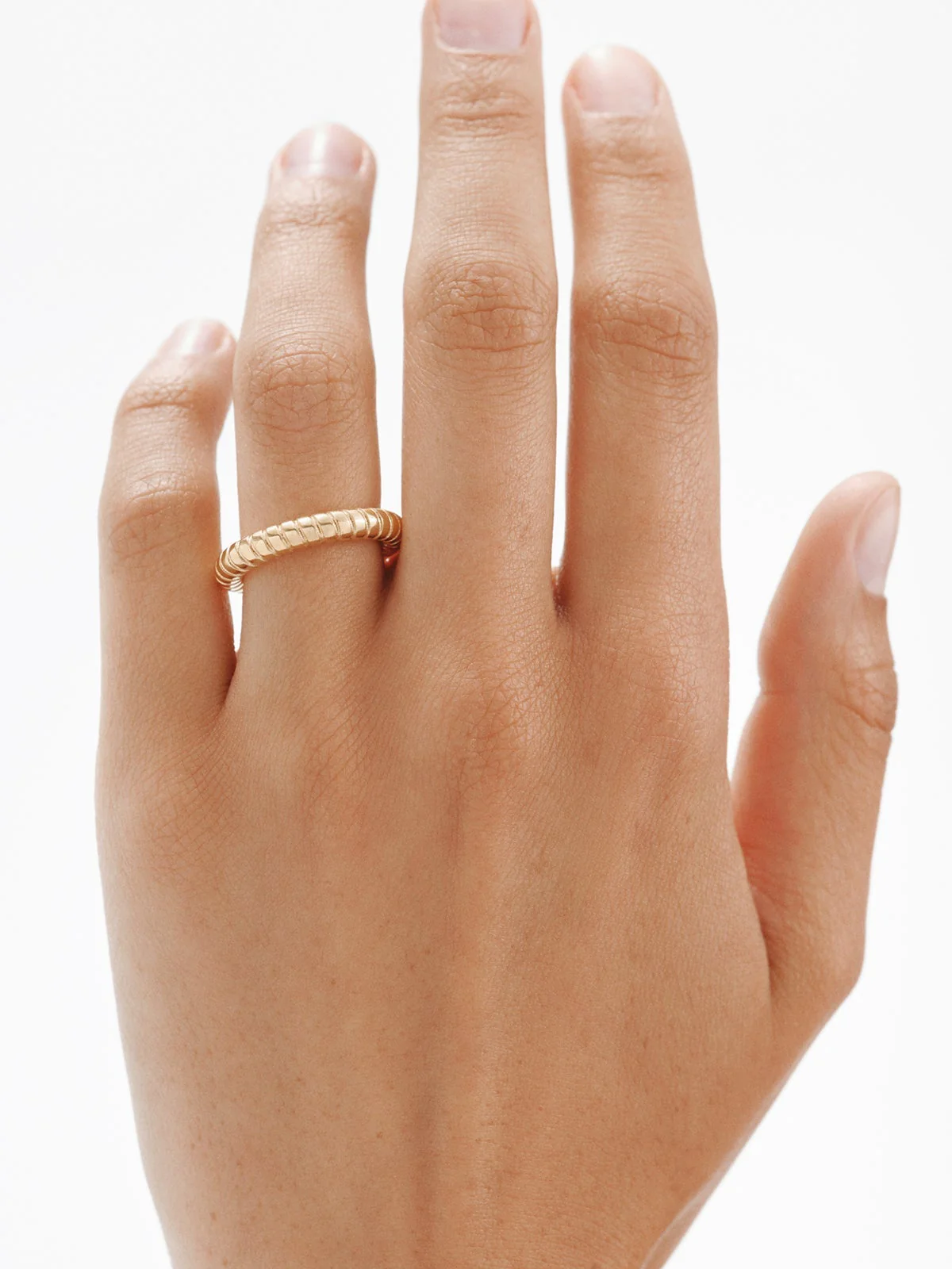 Anillo mediano gallonado de plata 925 bañada en oro de 18K - Image 2