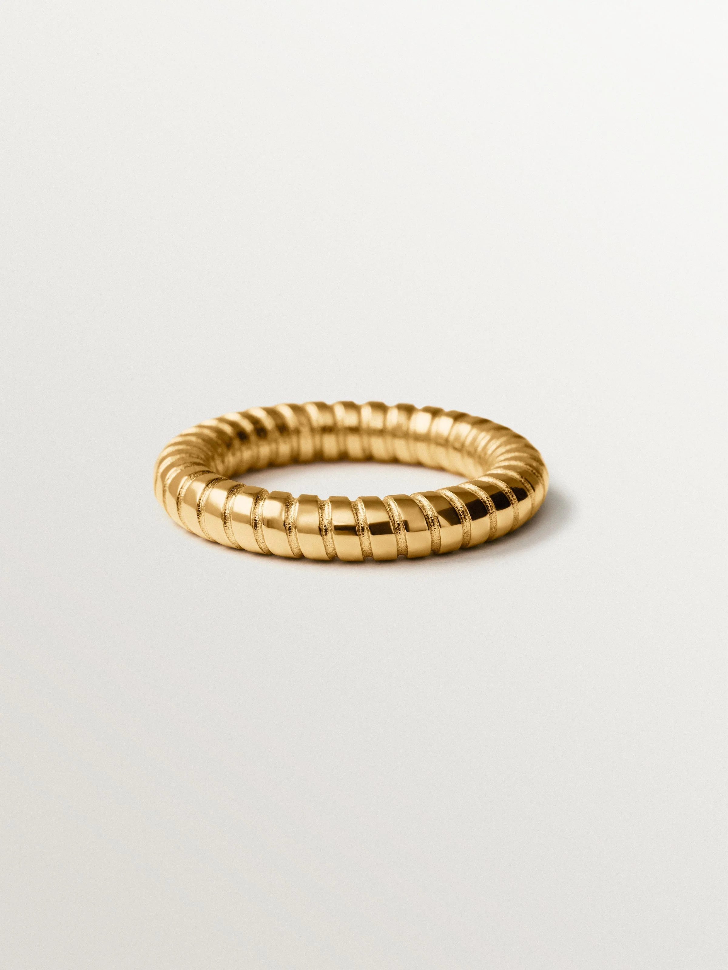 Anillo mediano gallonado de plata 925 bañada en oro de 18K - Image 3