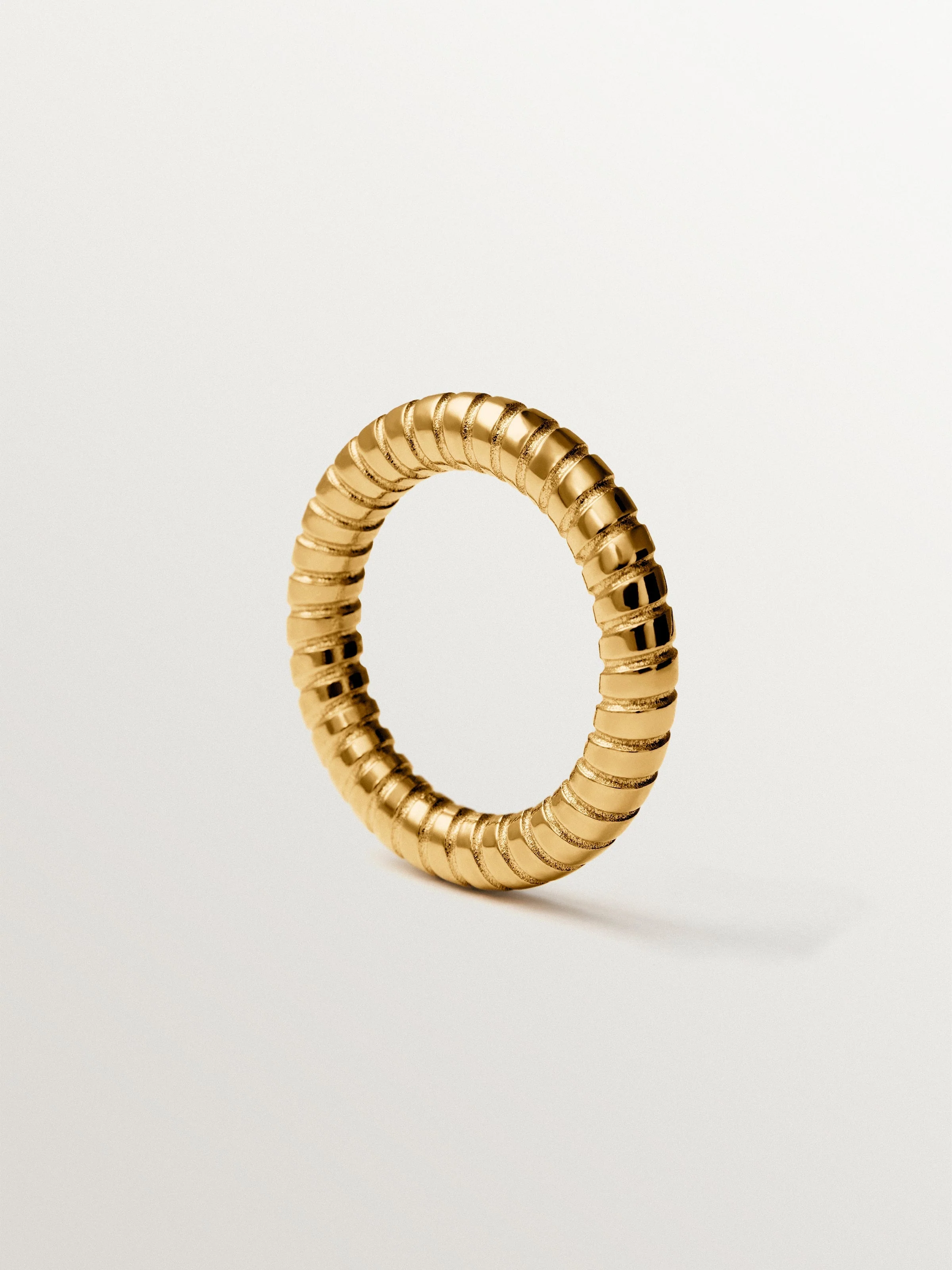 Anillo mediano gallonado de plata 925 bañada en oro de 18K - Image 5