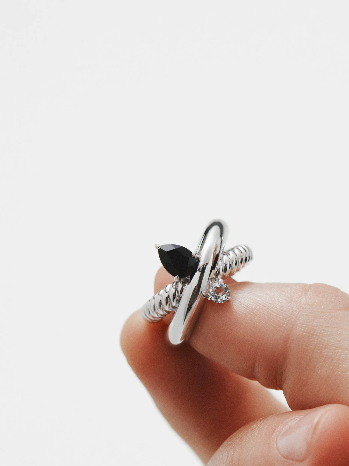 Anillo multibrazo de plata 925 con espinela negra y topacio blanco - Image 2