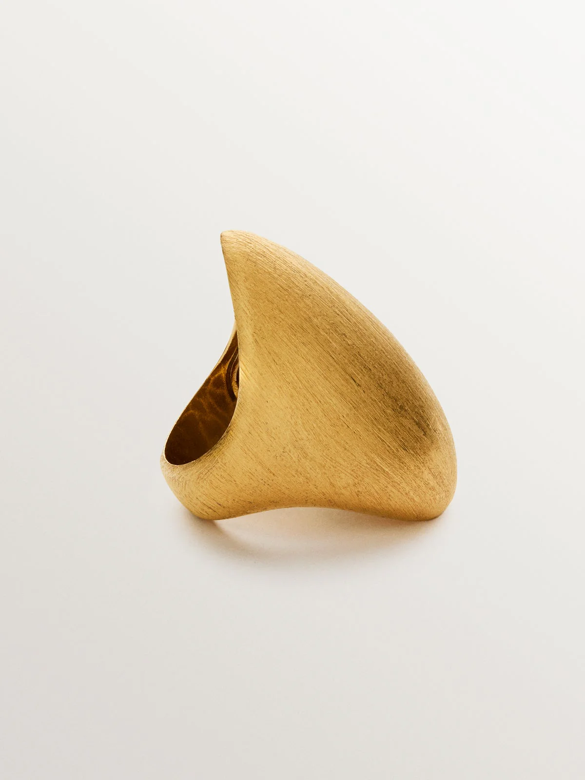 Anillo ovalado de plata 925 bañada en oro amarillo de 18K con textura - Image 5