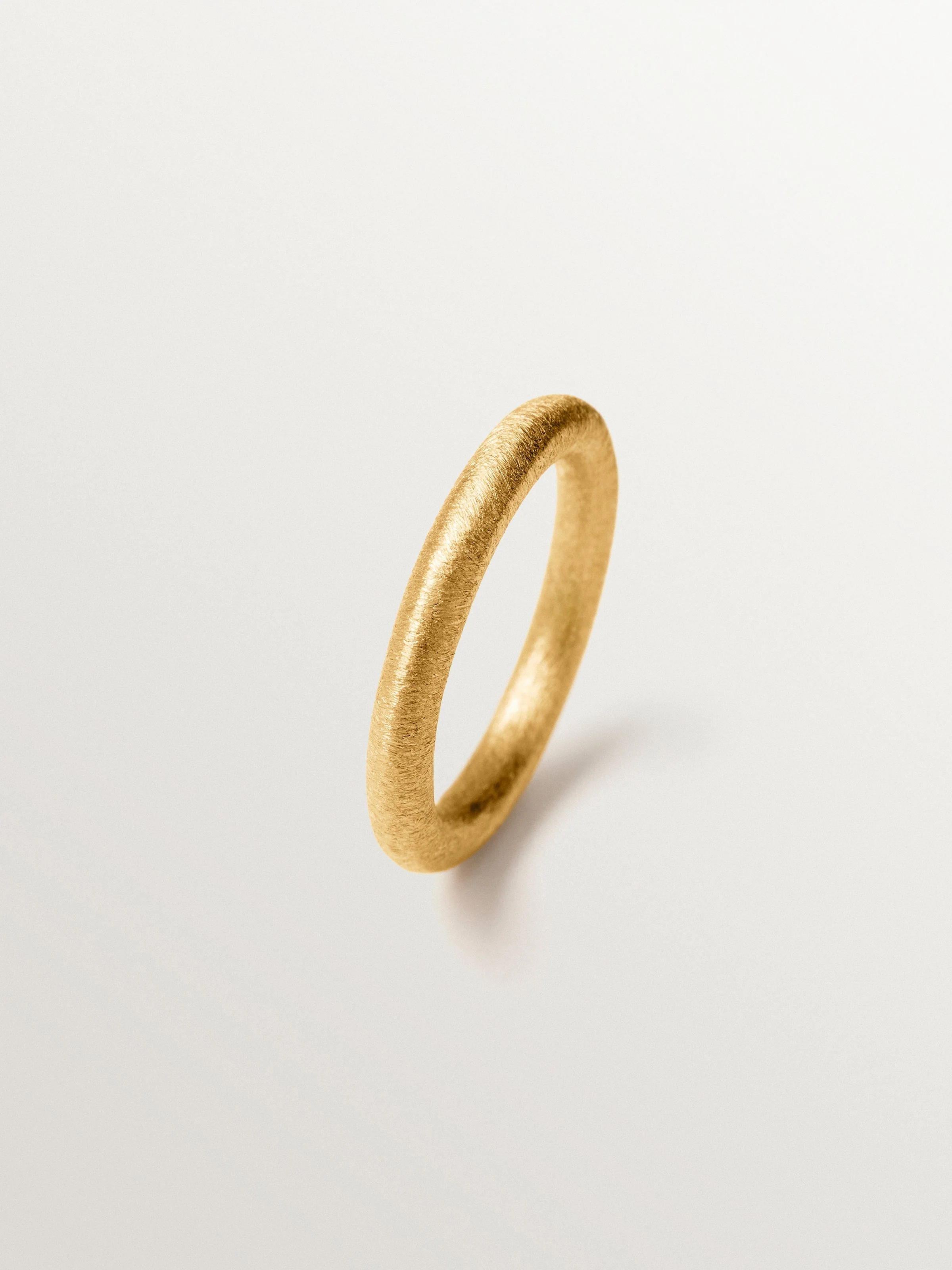 Anillo pequeño con textura de plata 925 bañada en oro de 18K