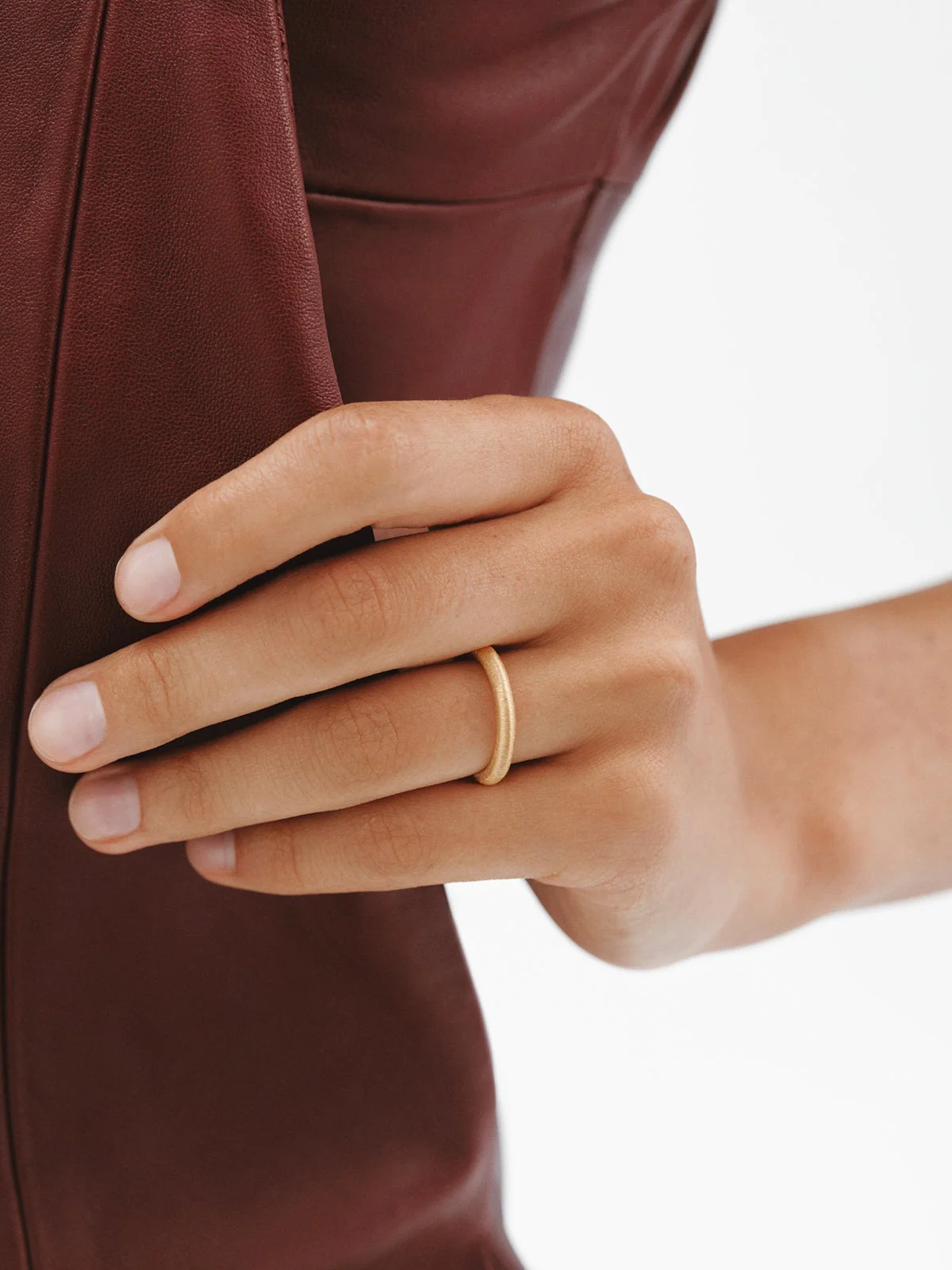 Anillo pequeño con textura de plata 925 bañada en oro de 18K - Image 2