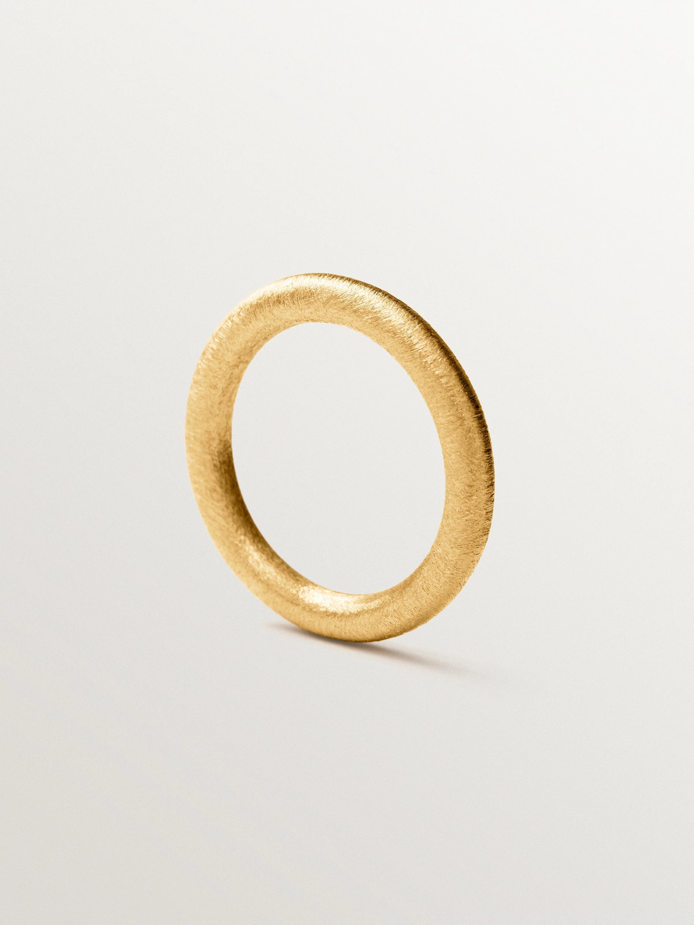 Anillo pequeño con textura de plata 925 bañada en oro de 18K - Image 5