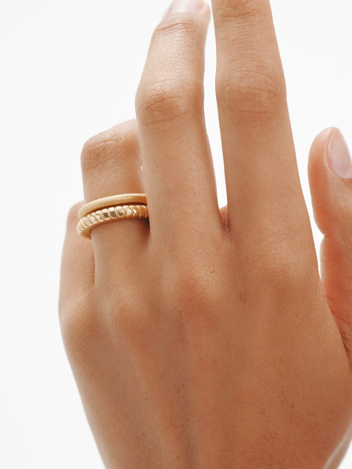 Anillo pequeño con textura de plata 925 bañada en oro de 18K - Image 6