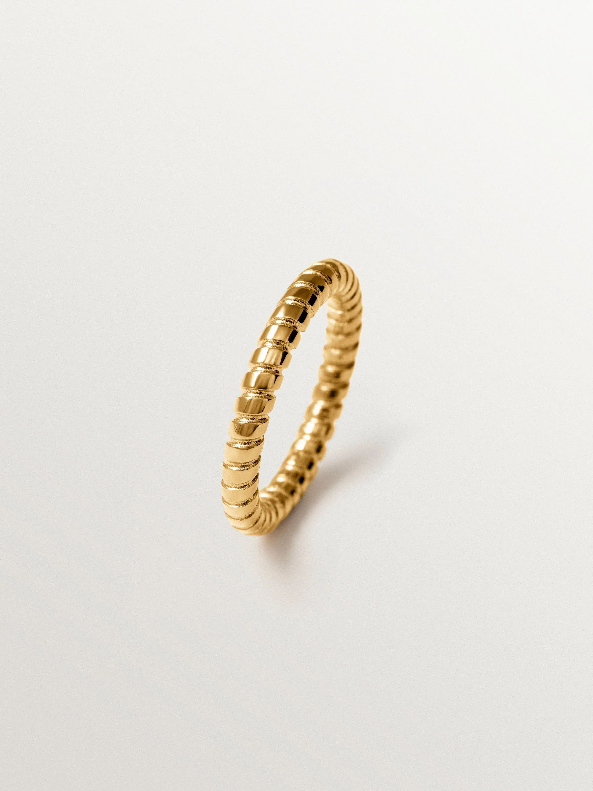 Anillo pequeño gallonado de plata 925 bañada en oro de 18K
