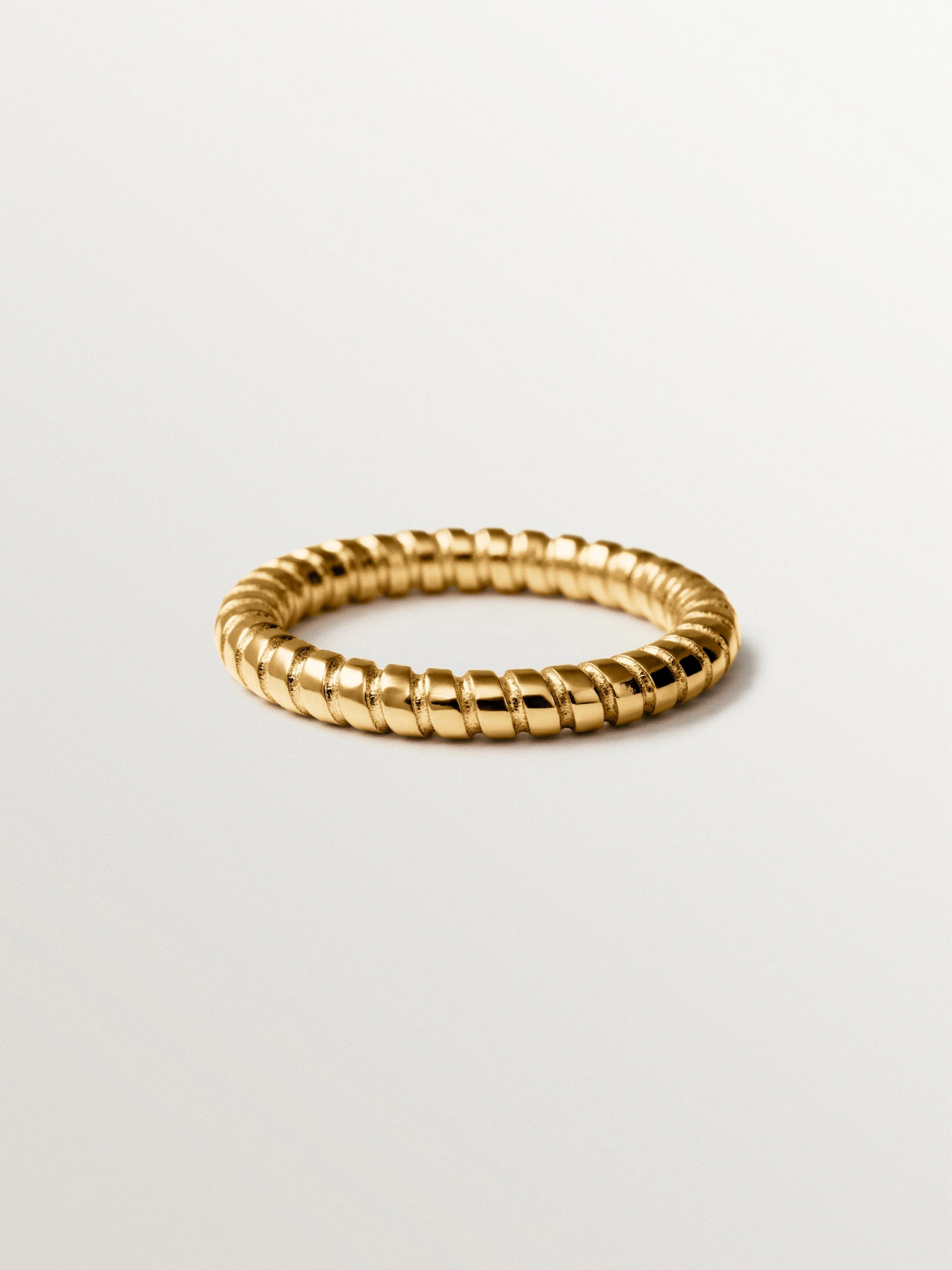 Anillo pequeño gallonado de plata 925 bañada en oro de 18K - Image 3