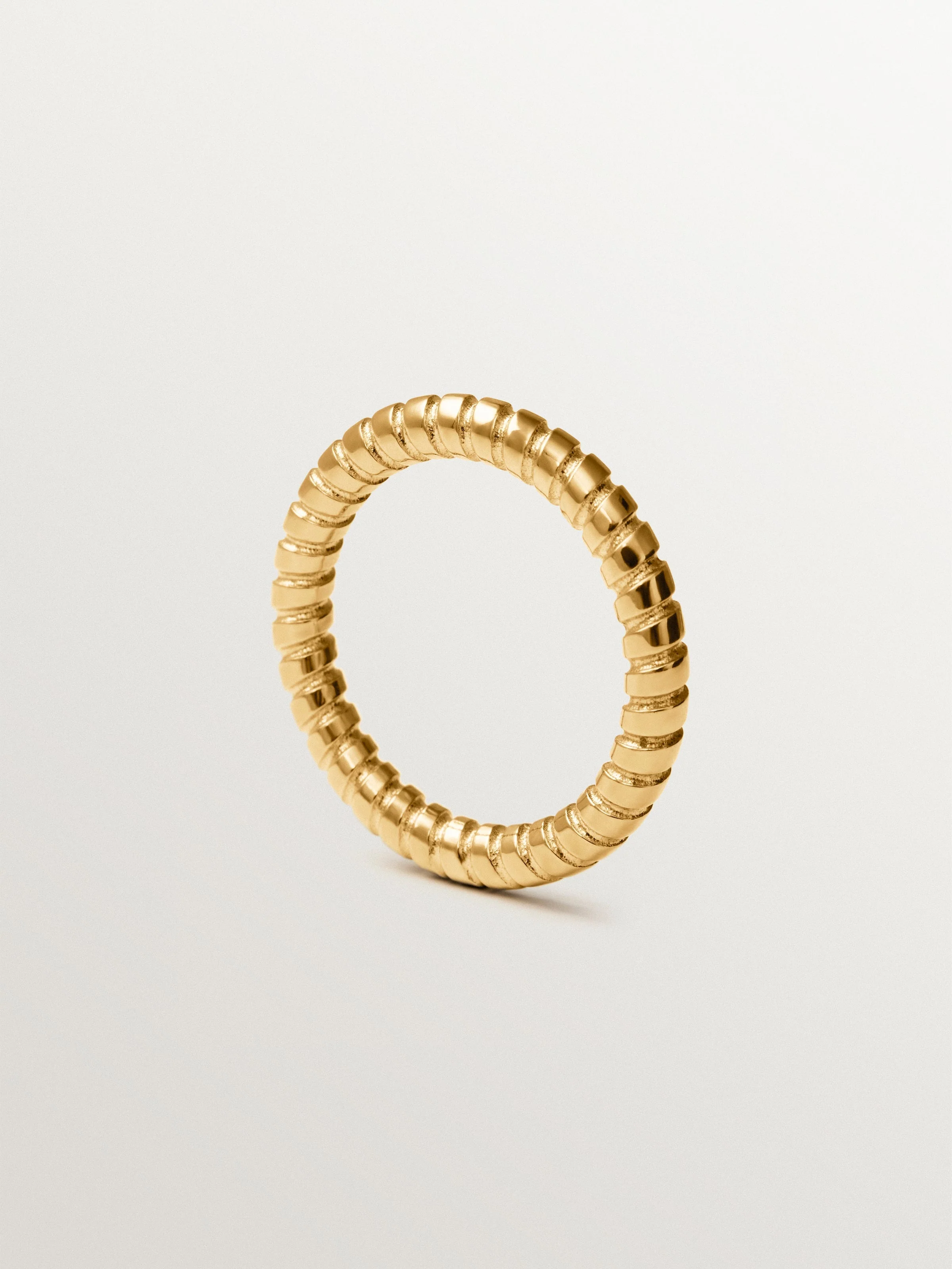 Anillo pequeño gallonado de plata 925 bañada en oro de 18K - Image 5