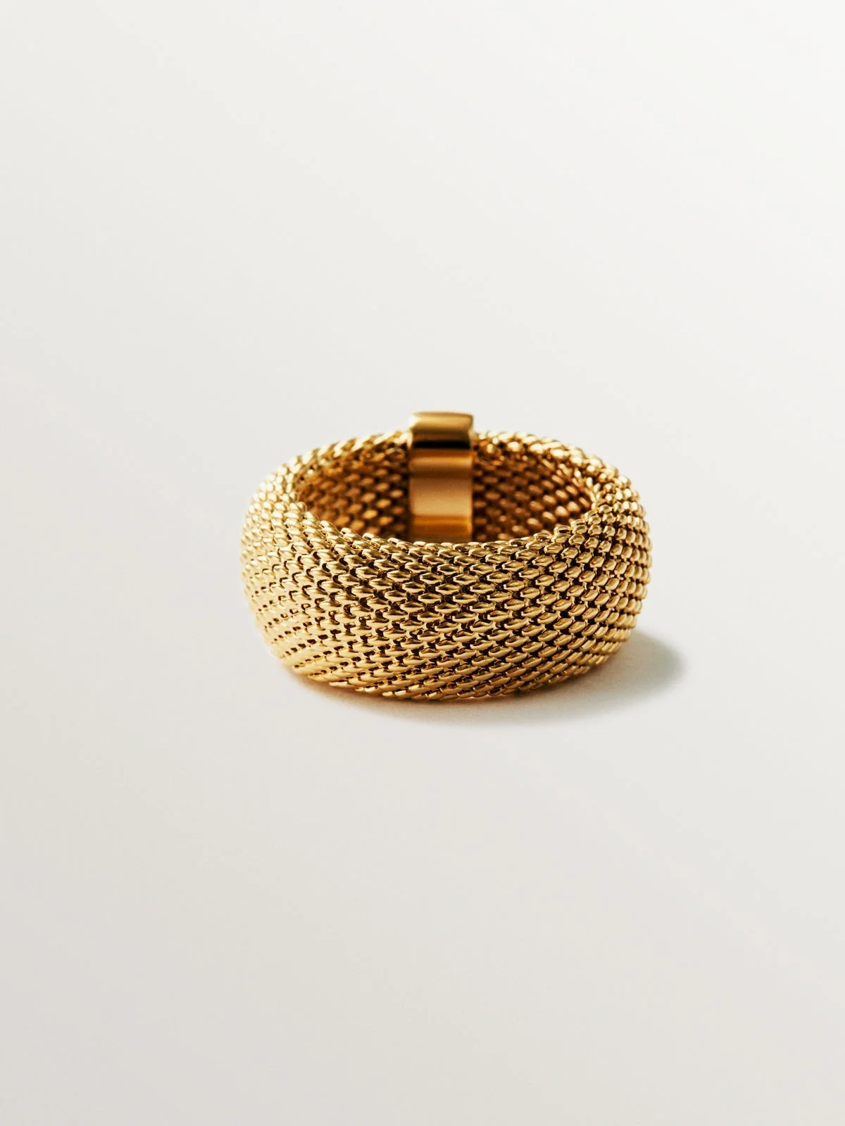 Anillo rígido de plata 925 bañada en oro amarillo de 18K con malla - Image 3
