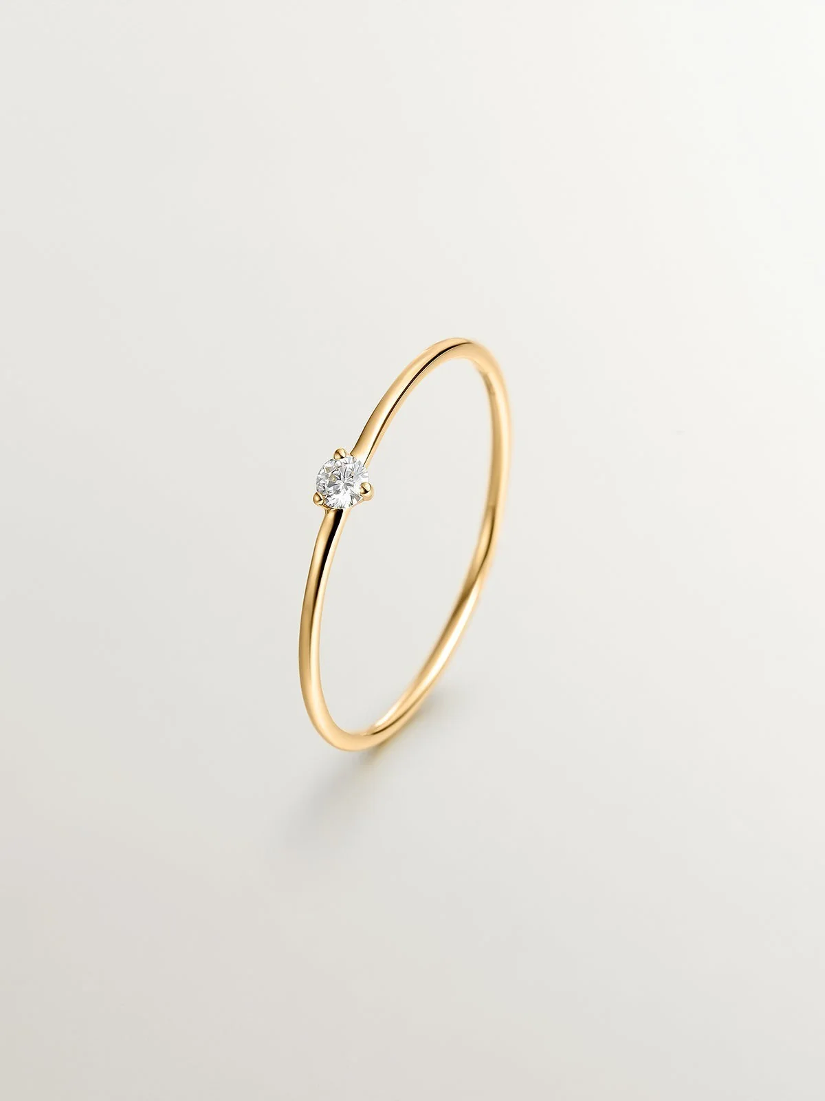 Anillo solitario de oro amarillo de 18K con diamante de 0,048cts