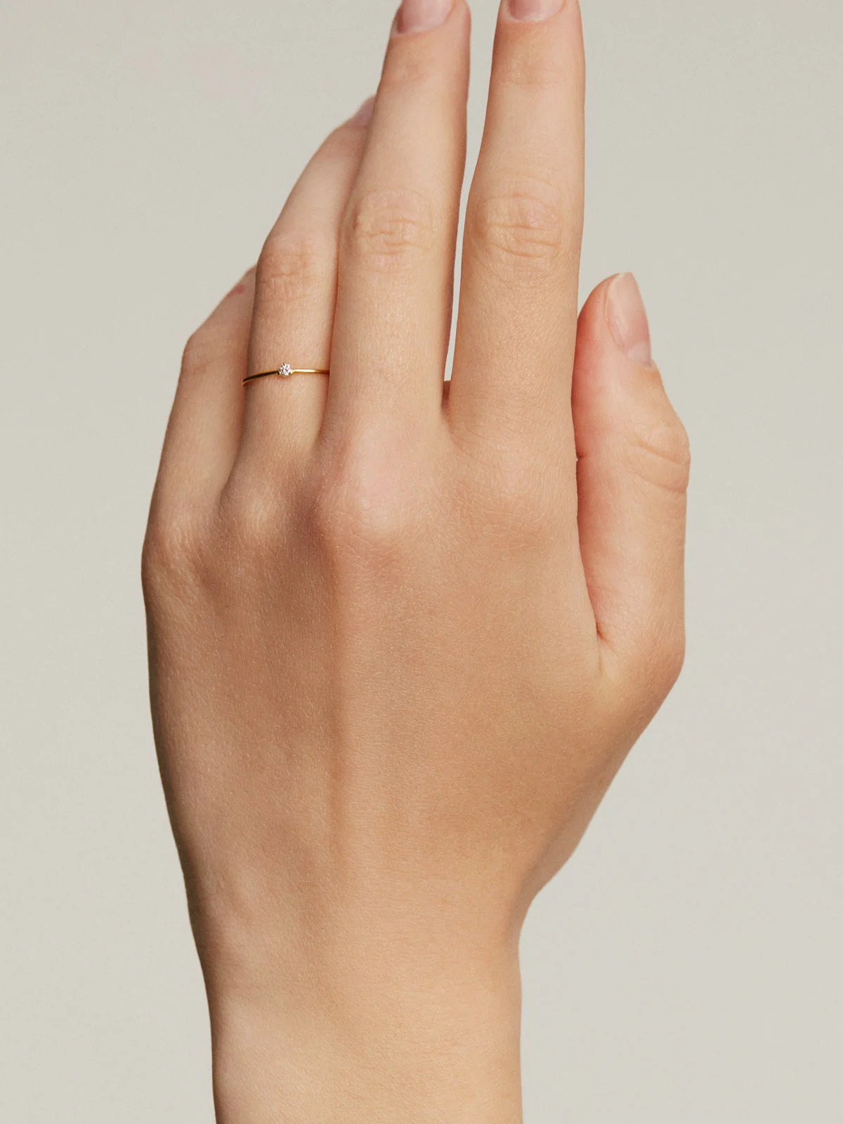 Anillo solitario de oro amarillo de 18K con diamante de 0,048cts - Image 4