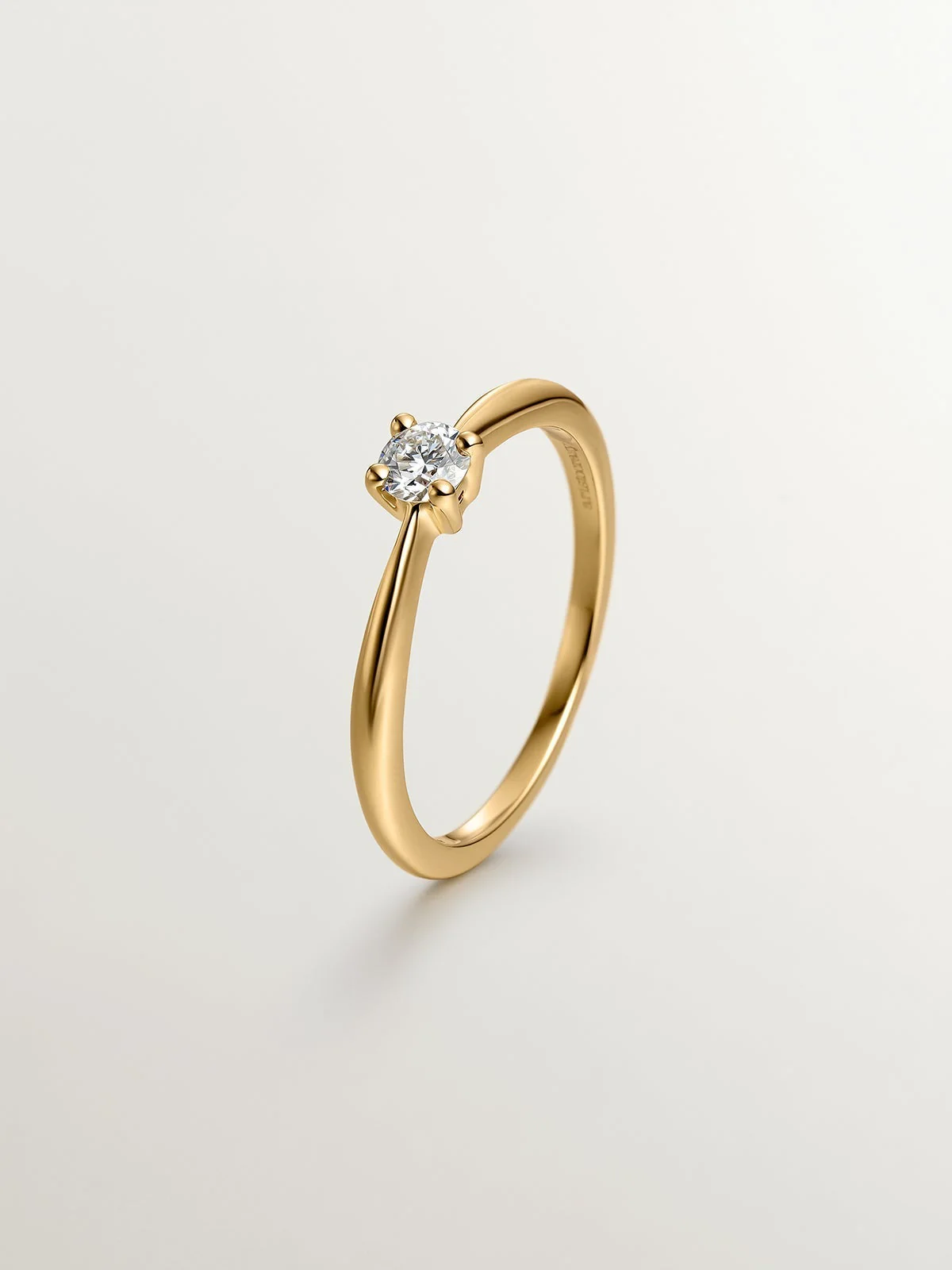 Anillo solitario de oro amarillo de 18k con diamante de 0,15cts
