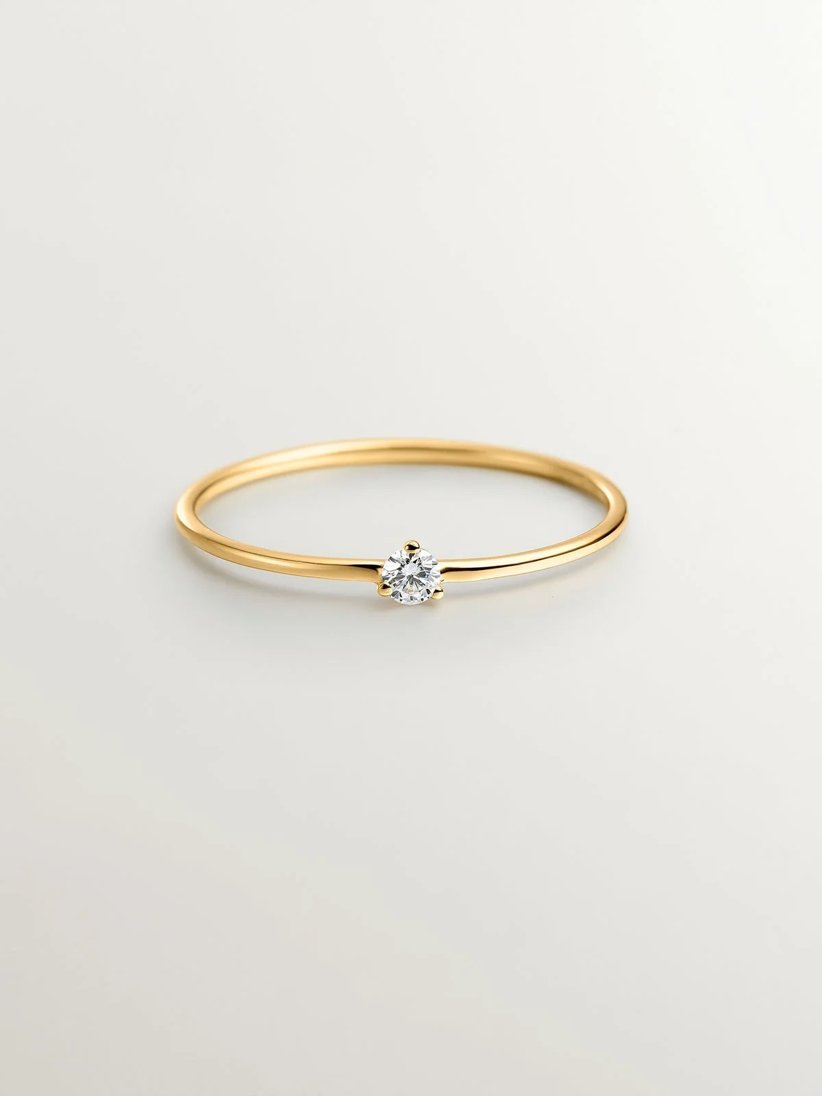 Anillo solitario de oro amarillo de 18K con diamante ISI2 de 0,048cts - Image 3