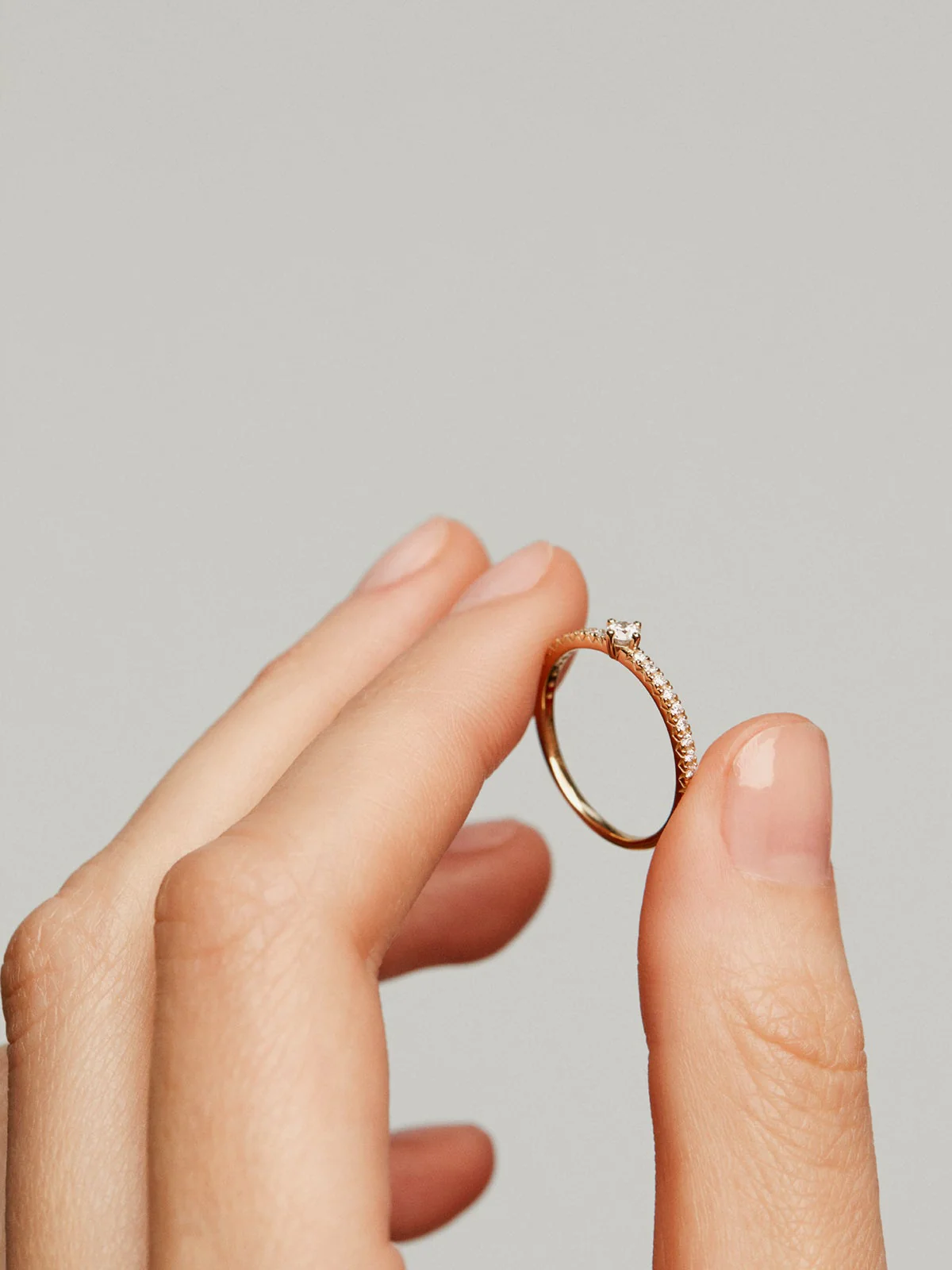 Anillo solitario de oro amarillo de 18K con diamantes - Image 2
