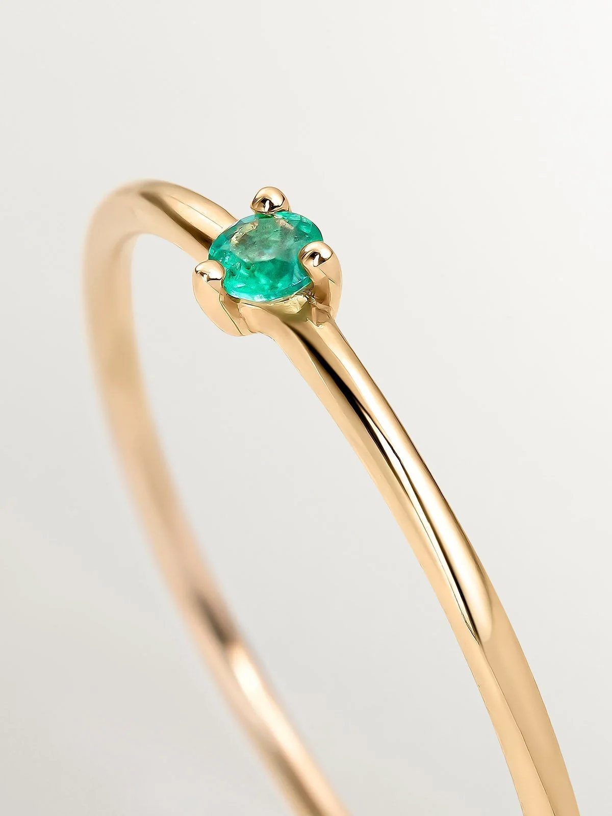 Anillo solitario de oro amarillo de 9K con esmeralda - Image 5