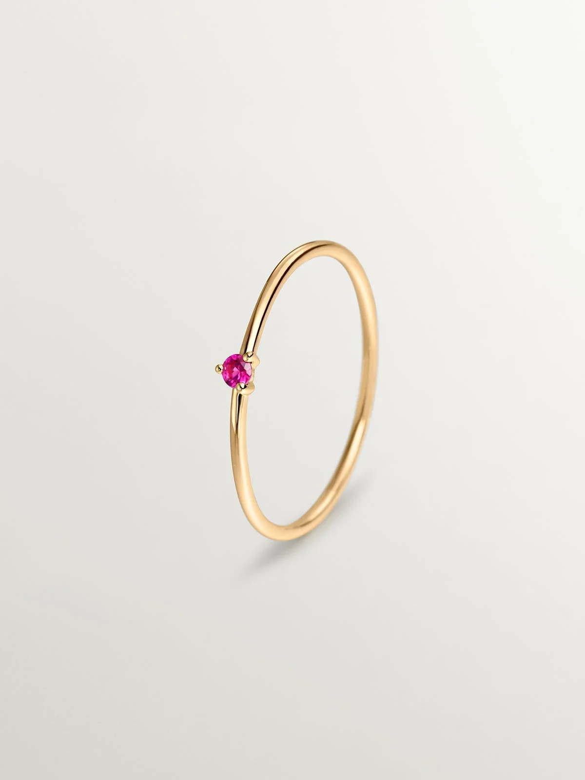 Anillo solitario de oro amarillo de 9K con rubí rojo