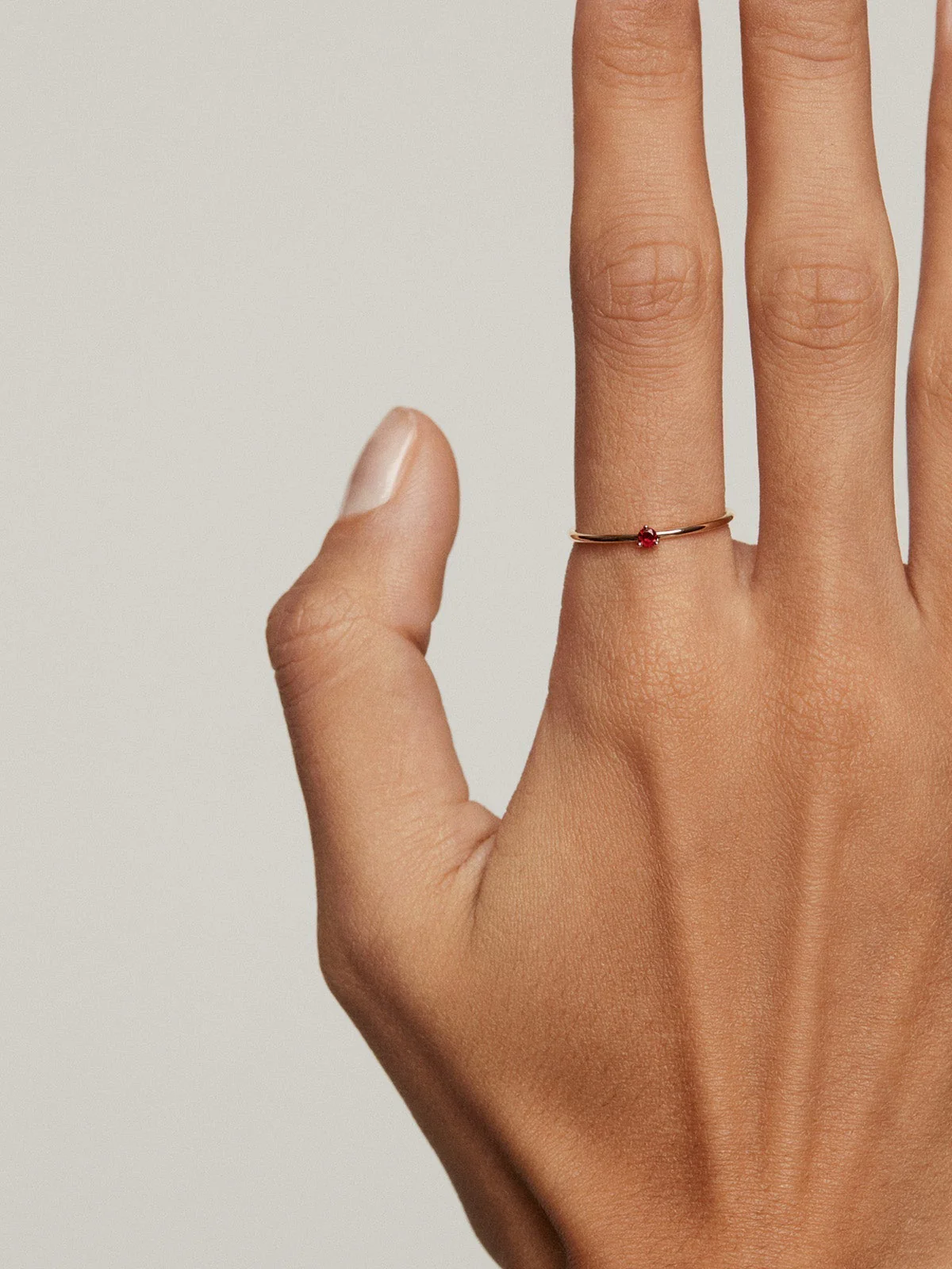 Anillo solitario de oro amarillo de 9K con rubí rojo - Image 2