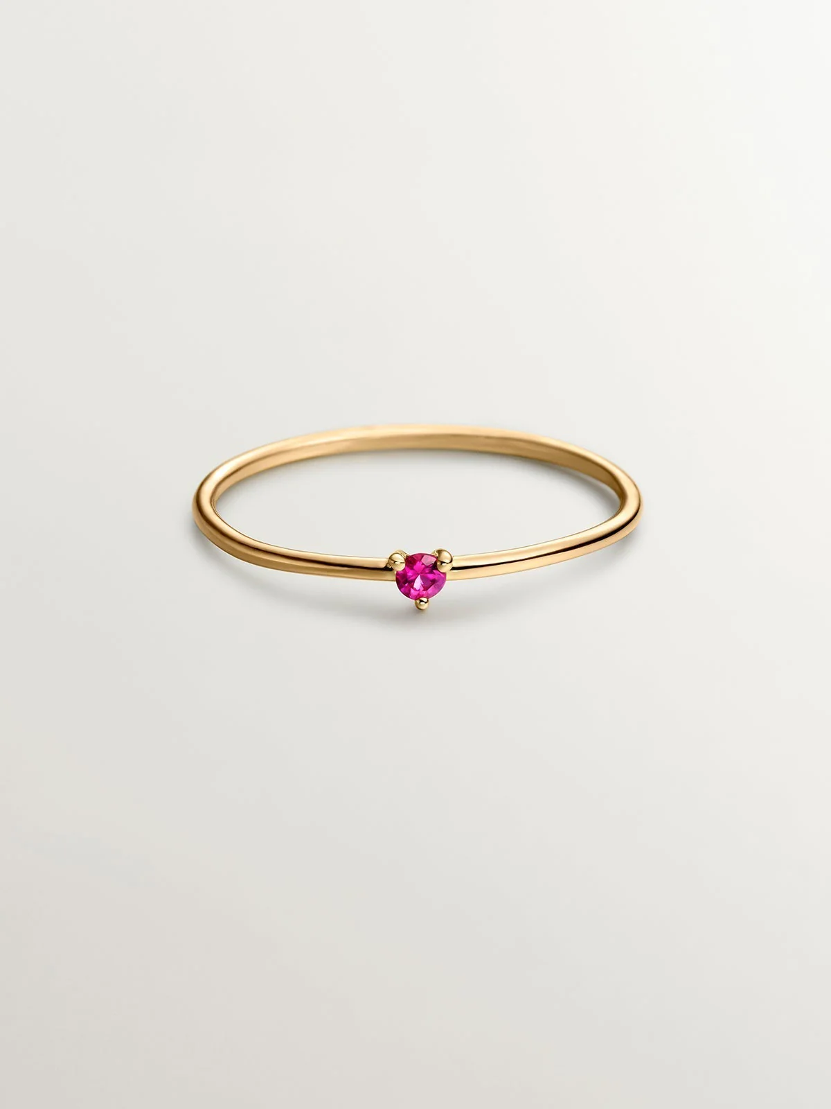 Anillo solitario de oro amarillo de 9K con rubí rojo - Image 3