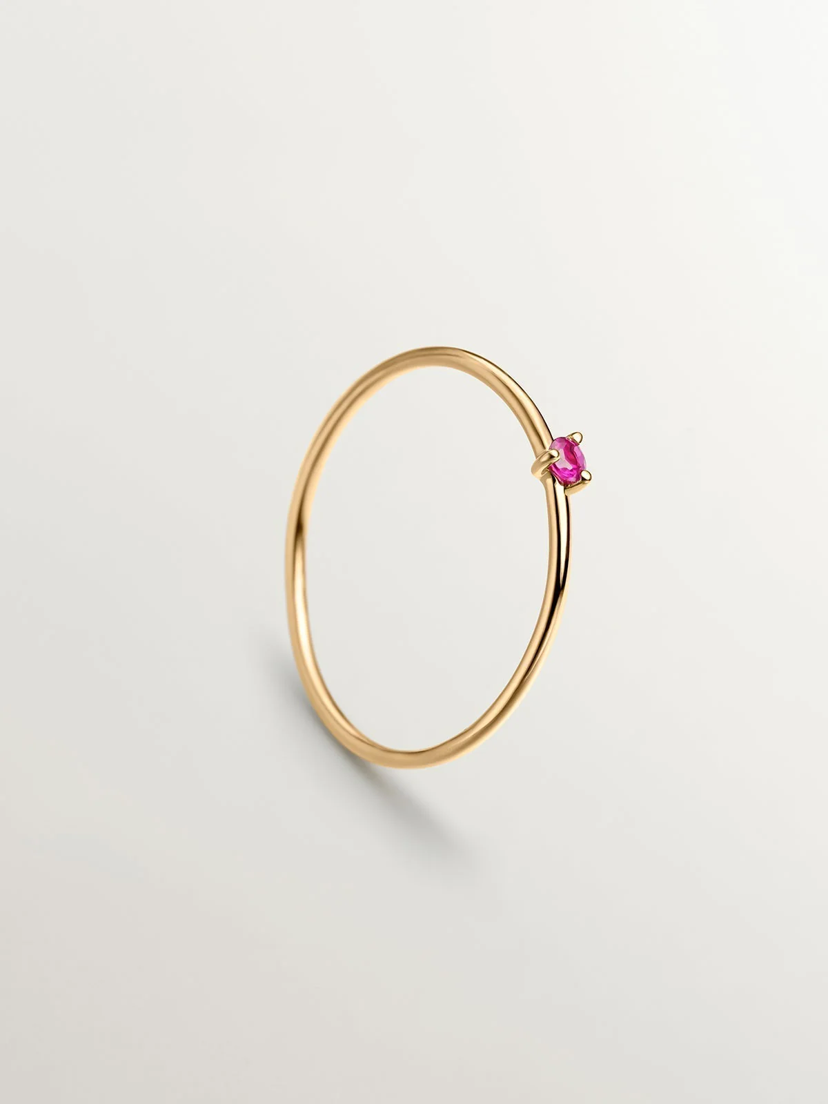 Anillo solitario de oro amarillo de 9K con rubí rojo - Image 5