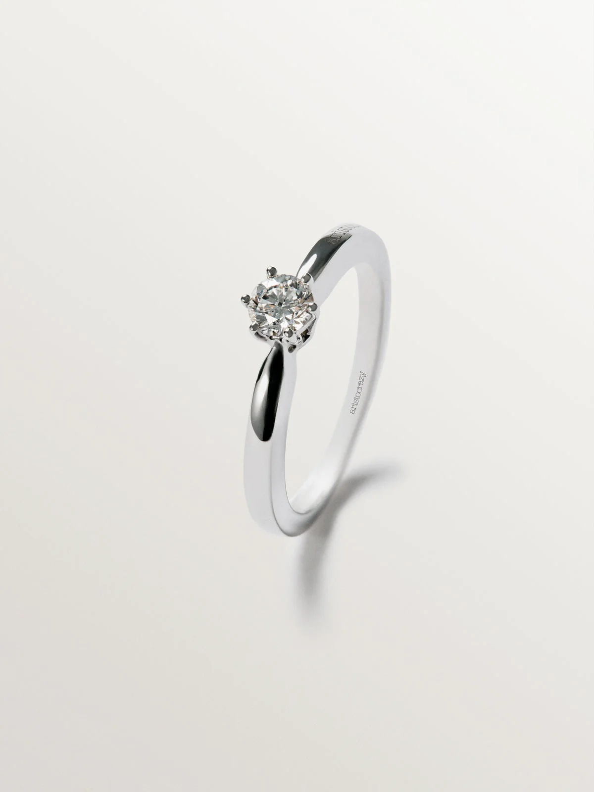 Anillo solitario de oro blanco de 18K con diamante 0,2 cts